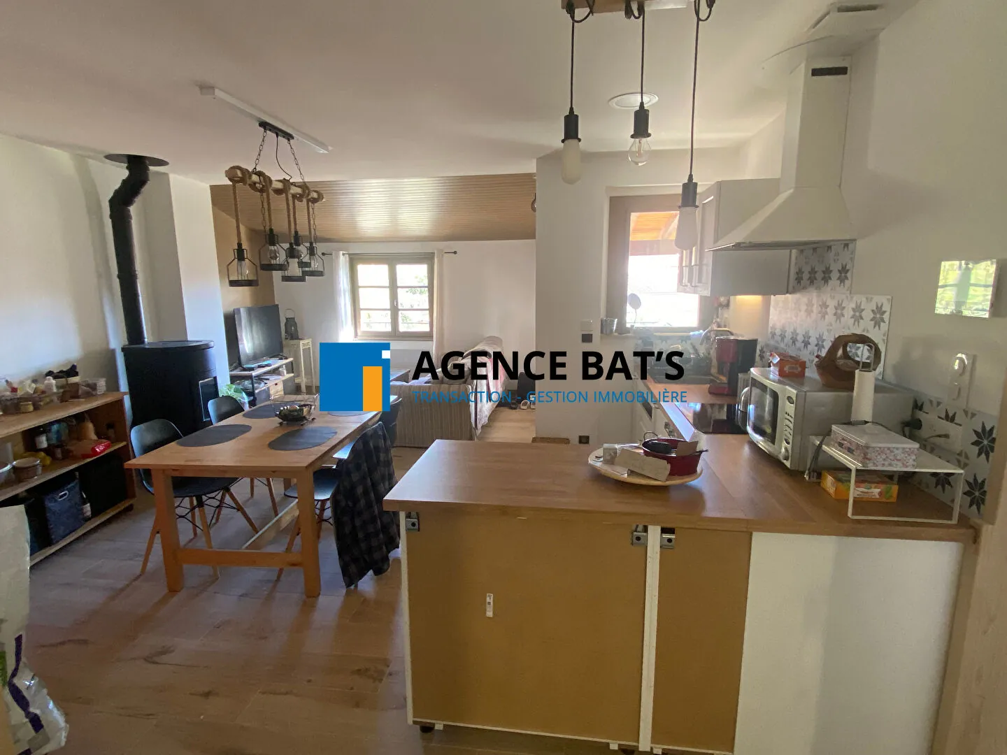 Maison rénovée à Champdieu avec sous-sol aménageable et terrain plat de 397 m² 