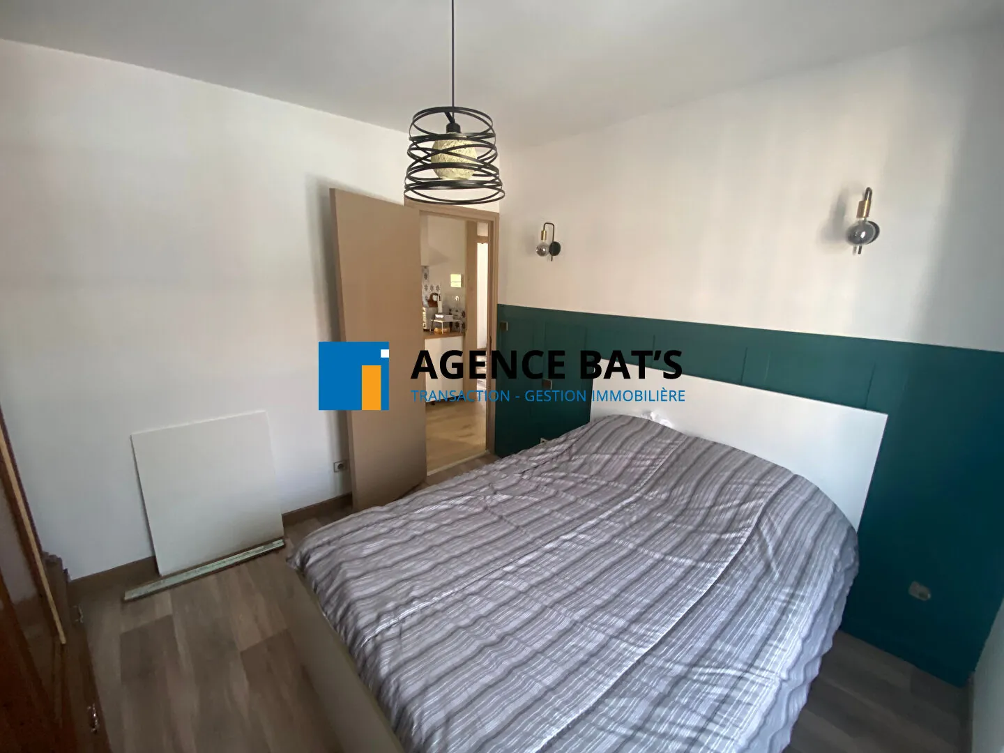 Maison rénovée à Champdieu avec sous-sol aménageable et terrain plat de 397 m² 