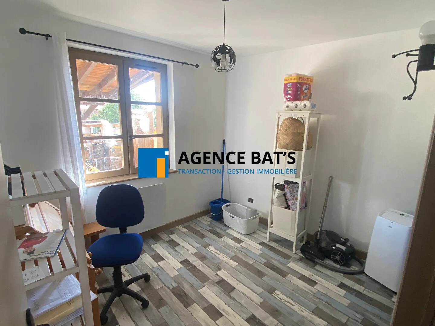 Maison rénovée à Champdieu avec sous-sol aménageable et terrain plat de 397 m² 