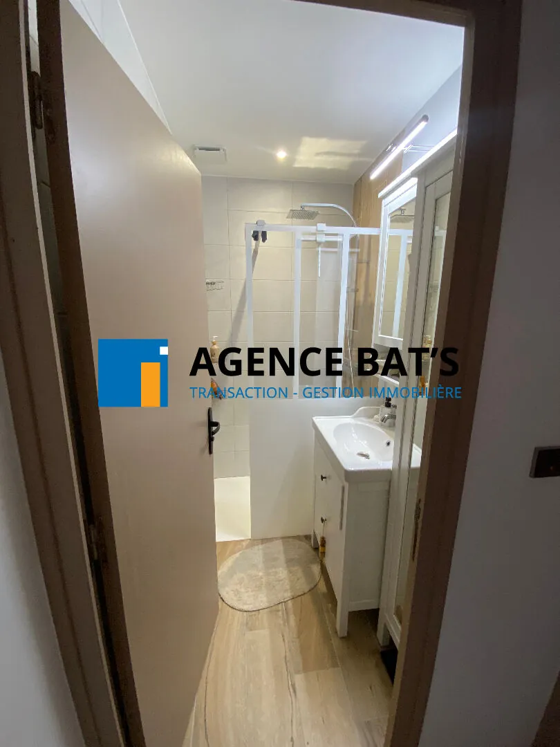 Maison rénovée à Champdieu avec sous-sol aménageable et terrain plat de 397 m² 