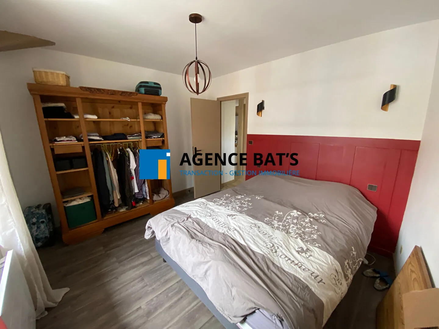 Maison rénovée à Champdieu avec sous-sol aménageable et terrain plat de 397 m² 