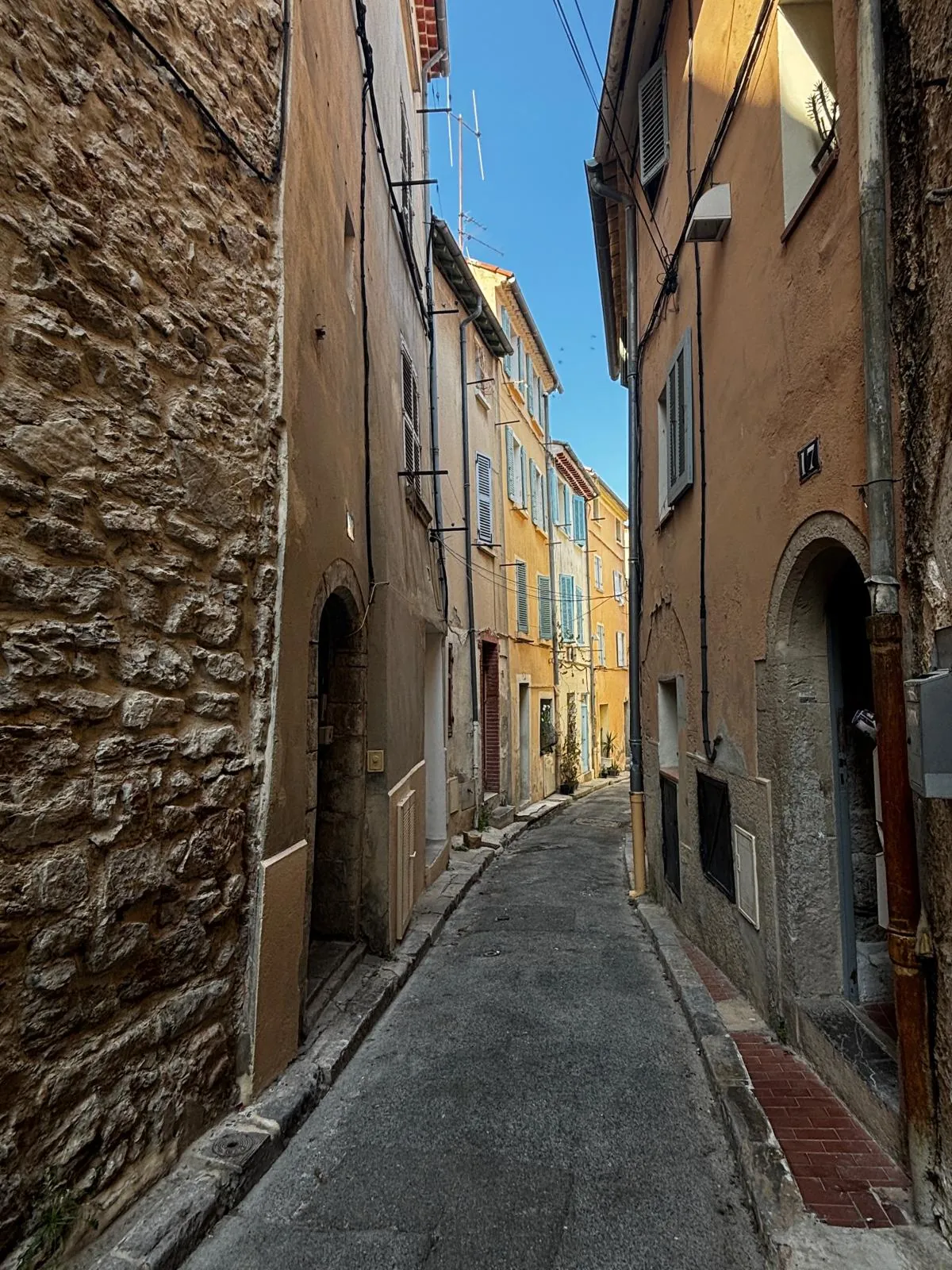 Studio en rez-de-chaussée de 28 m² avec cachet dans Hyères historique 