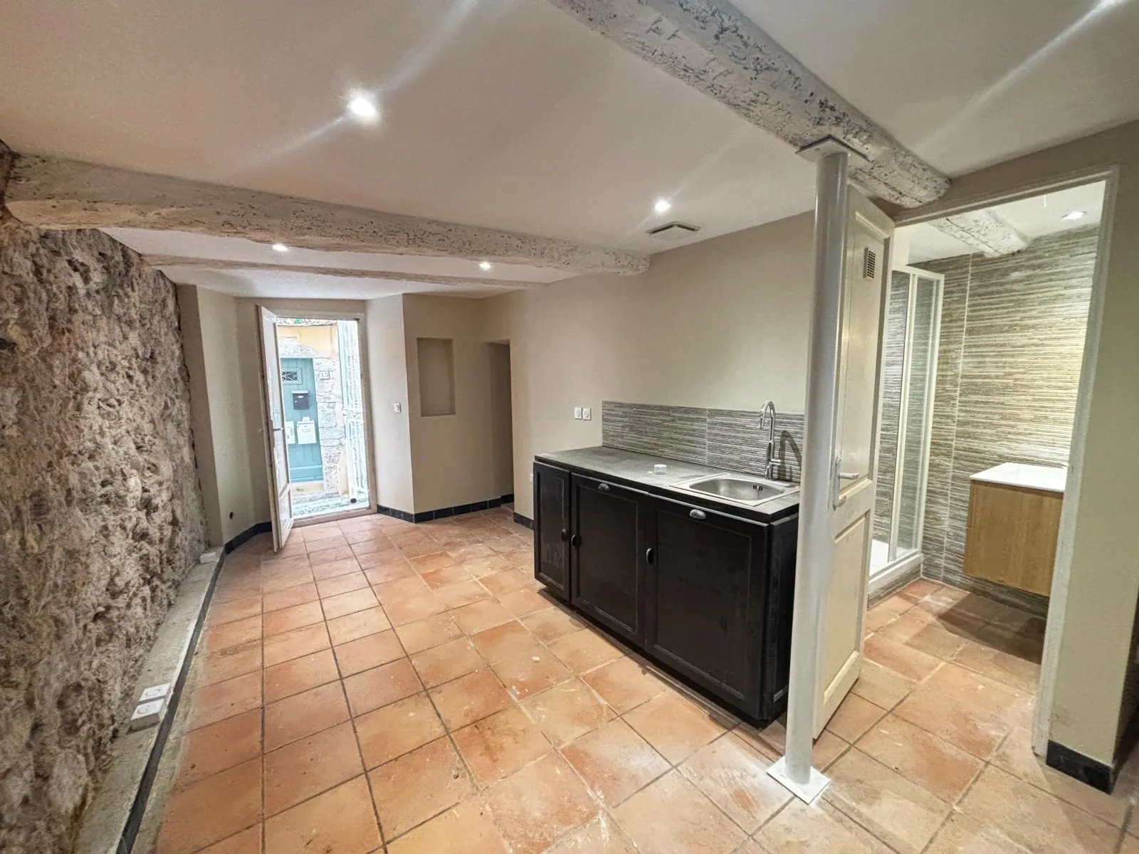 Studio en rez-de-chaussée de 28 m² avec cachet dans Hyères historique 