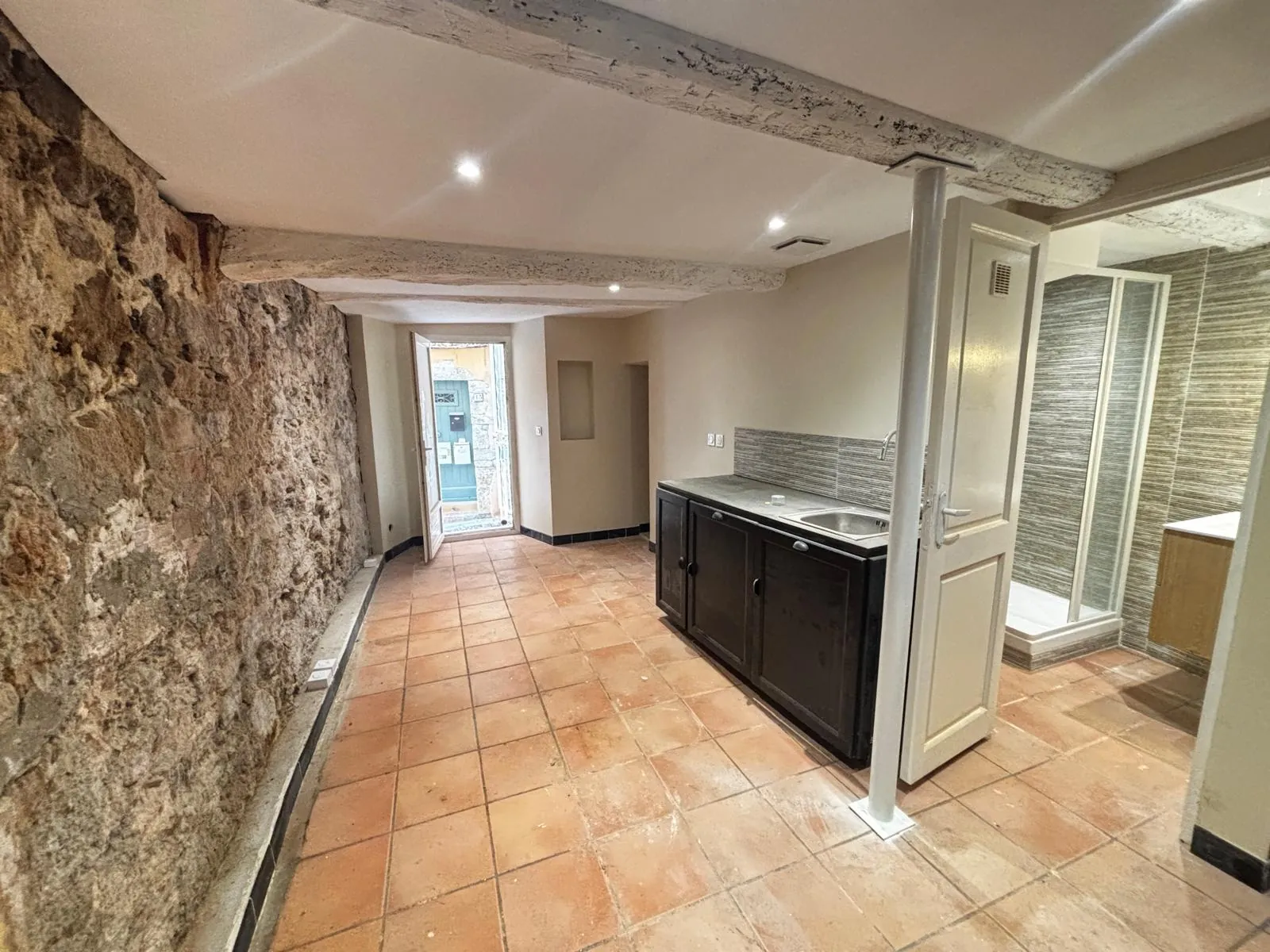 Studio en rez-de-chaussée de 28 m² avec cachet dans Hyères historique 