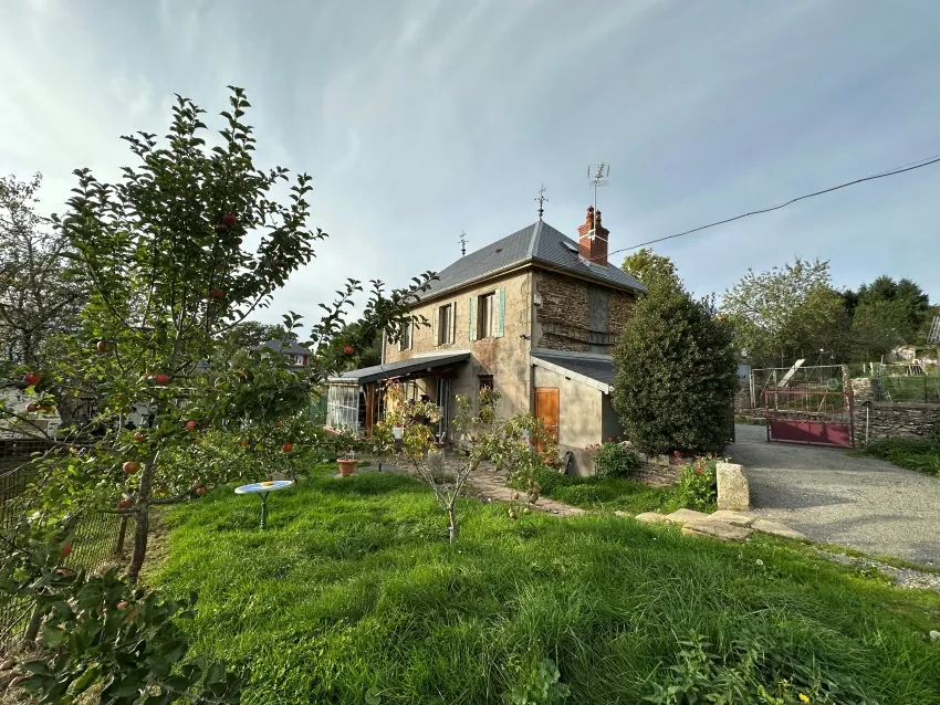 Maison en pierres à vendre à Sainte-Christine avec terrain de 6470 m² - Calme et sans vis-à-vis
