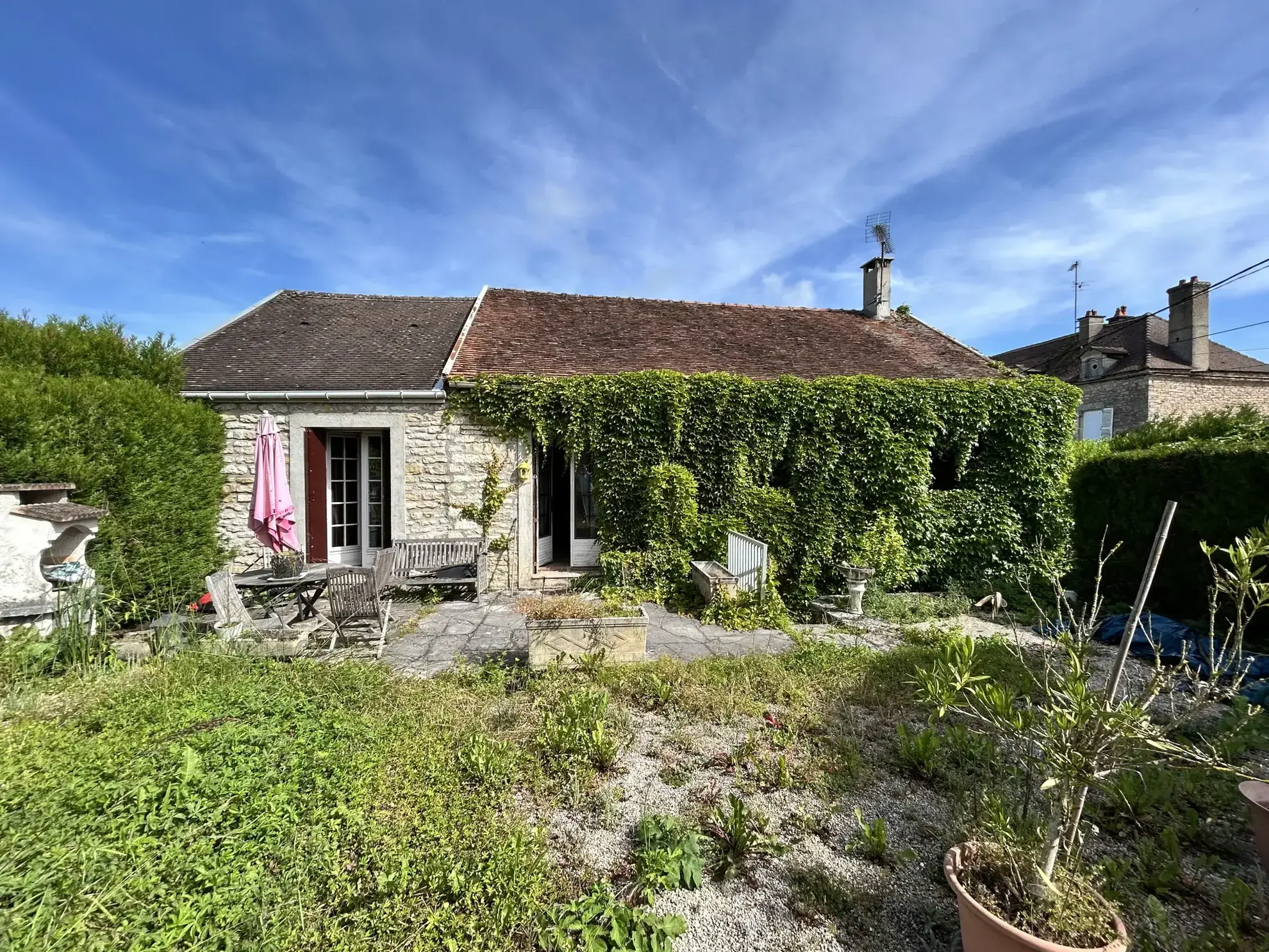 Charmante maison à vendre proche de Montbard avec grands volumes et garage spacieux