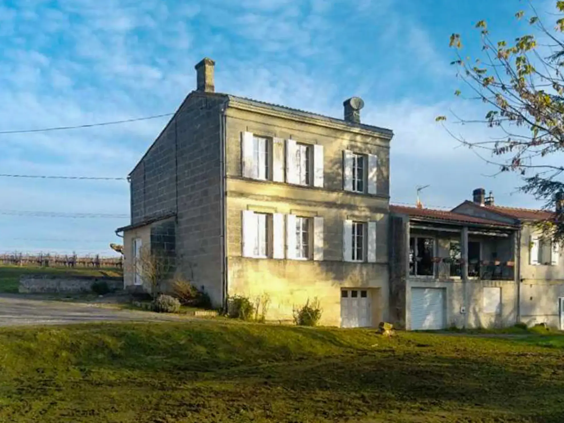 Maison en pierre rénovée avec garage et cave à Tauriac 33710