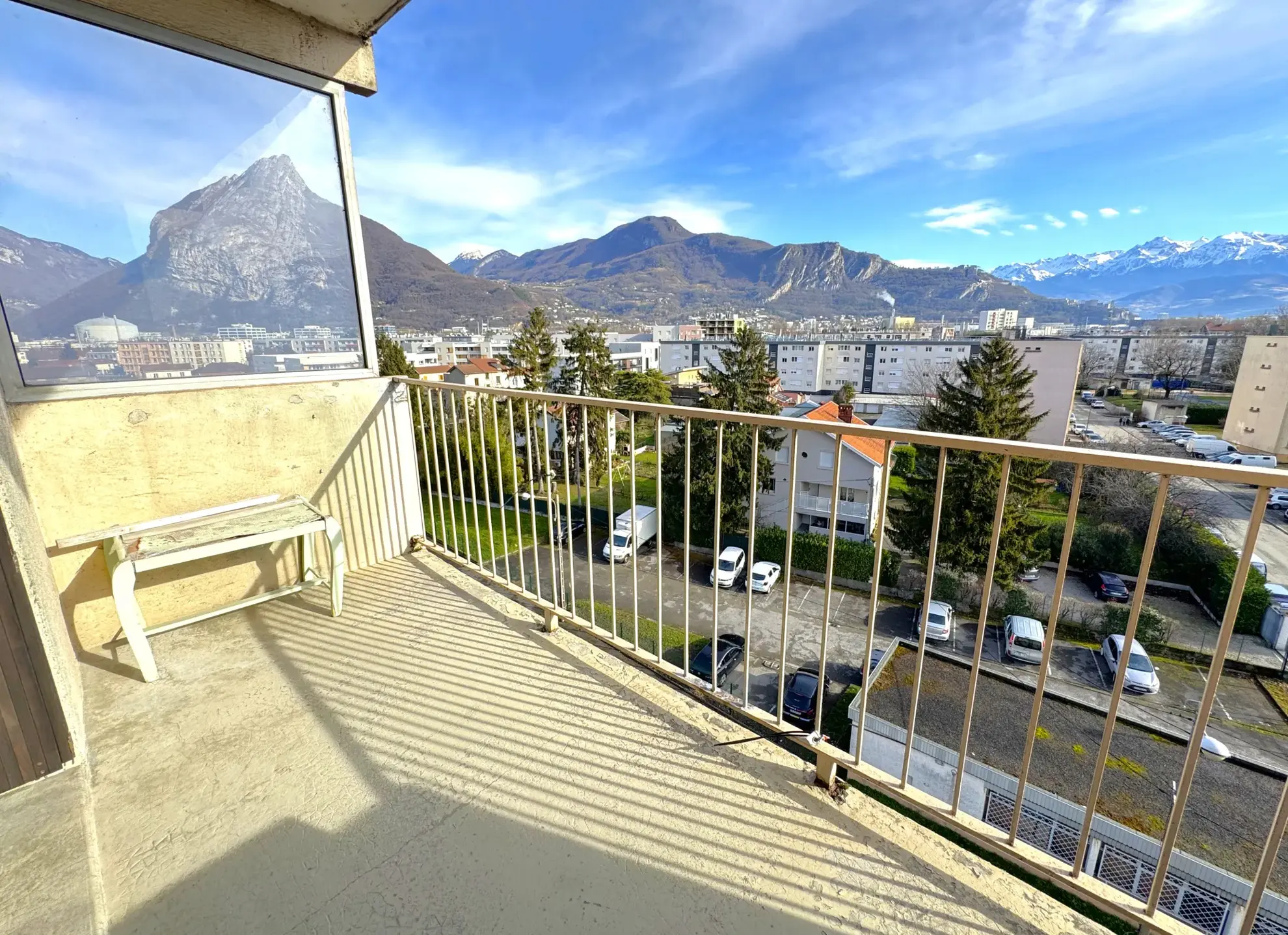Appartement T5 à Fontaine avec terrasse panoramique et parking privé