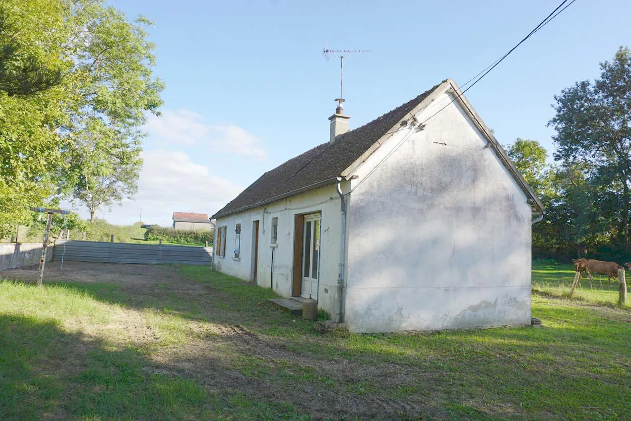 Maison de plain-pied à rénover avec garage et jardin à Dompière-sur-Besbre 