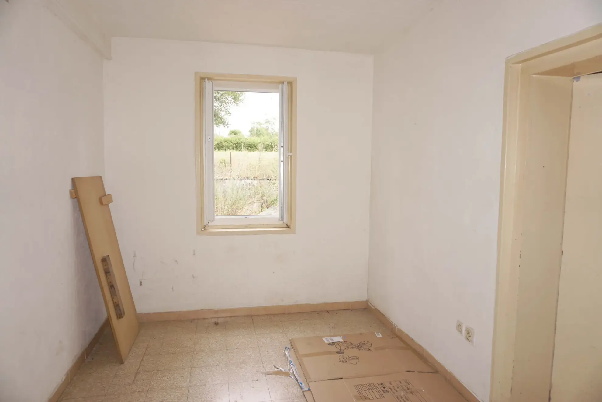 Maison de plain-pied à rénover avec garage et jardin à Dompière-sur-Besbre 