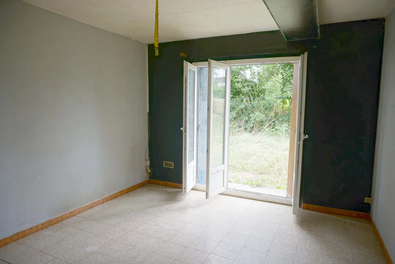 Maison de plain-pied à rénover avec garage et jardin à Dompière-sur-Besbre 