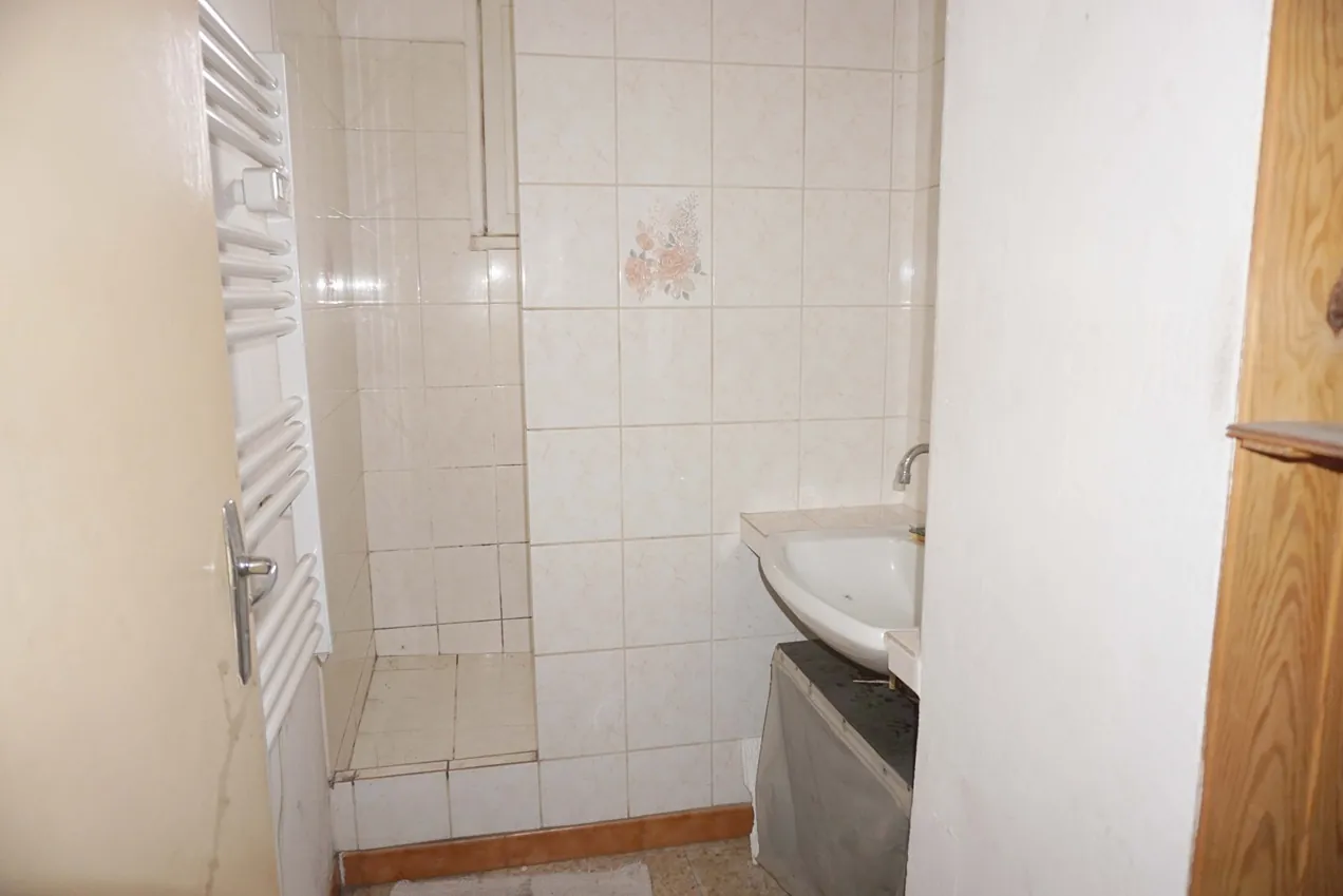 Maison de plain-pied à rénover avec garage et jardin à Dompière-sur-Besbre 