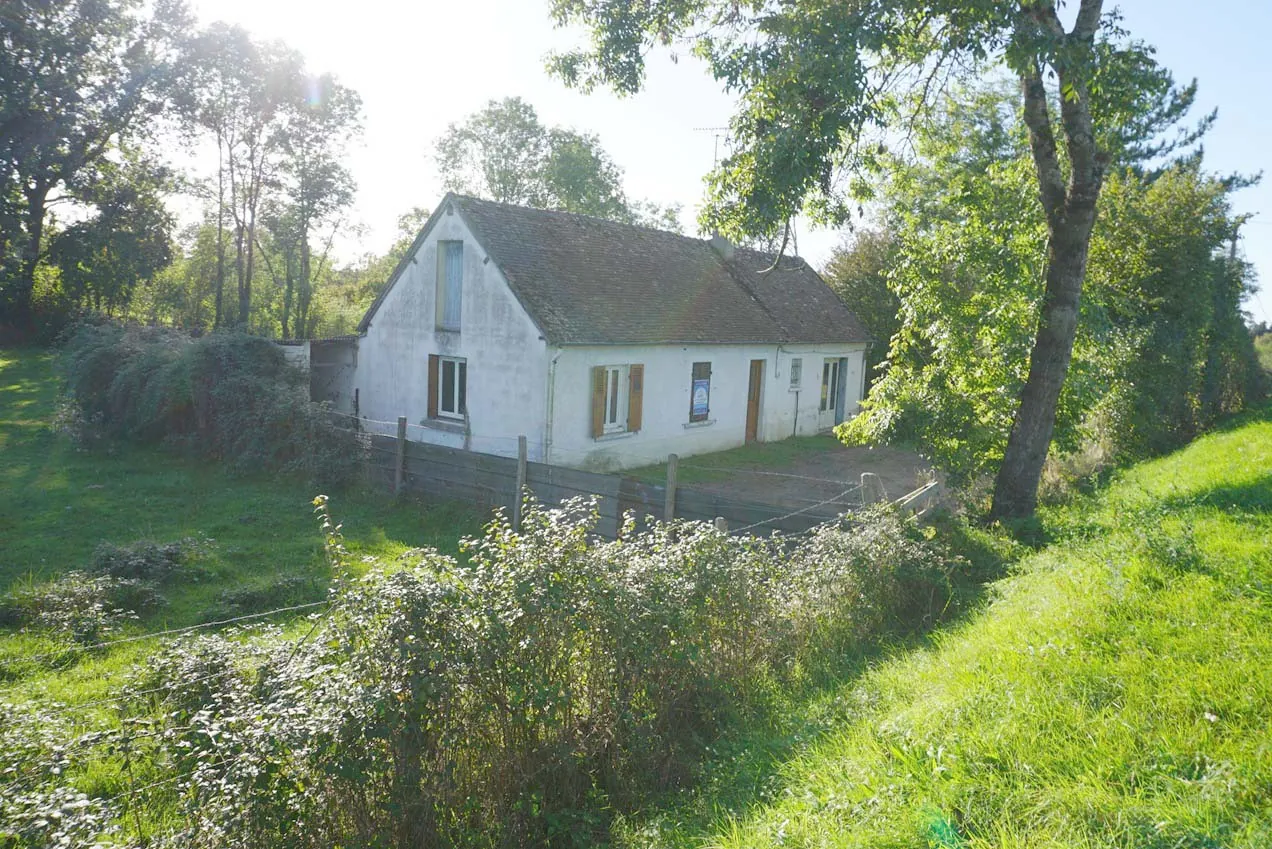 Maison de plain-pied à rénover avec garage et jardin à Dompière-sur-Besbre