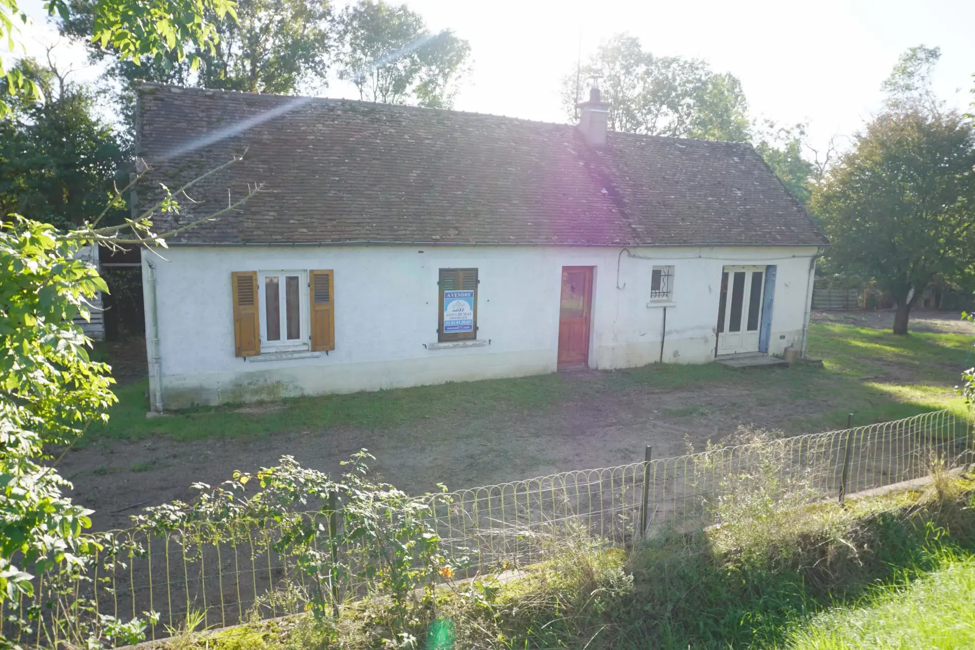 Maison de plain-pied à rénover avec garage et jardin à Dompière-sur-Besbre 