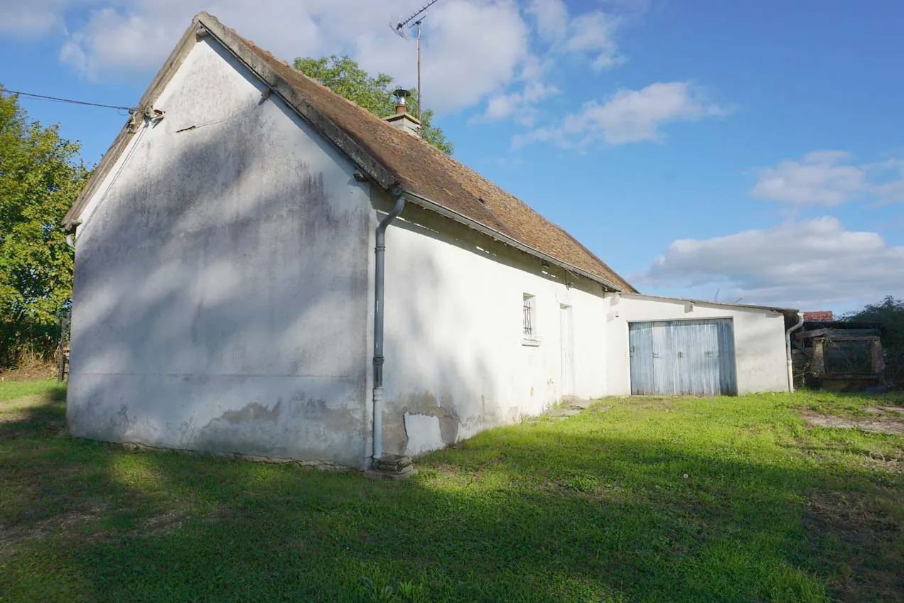 Maison de plain-pied à rénover avec garage et jardin à Dompière-sur-Besbre 