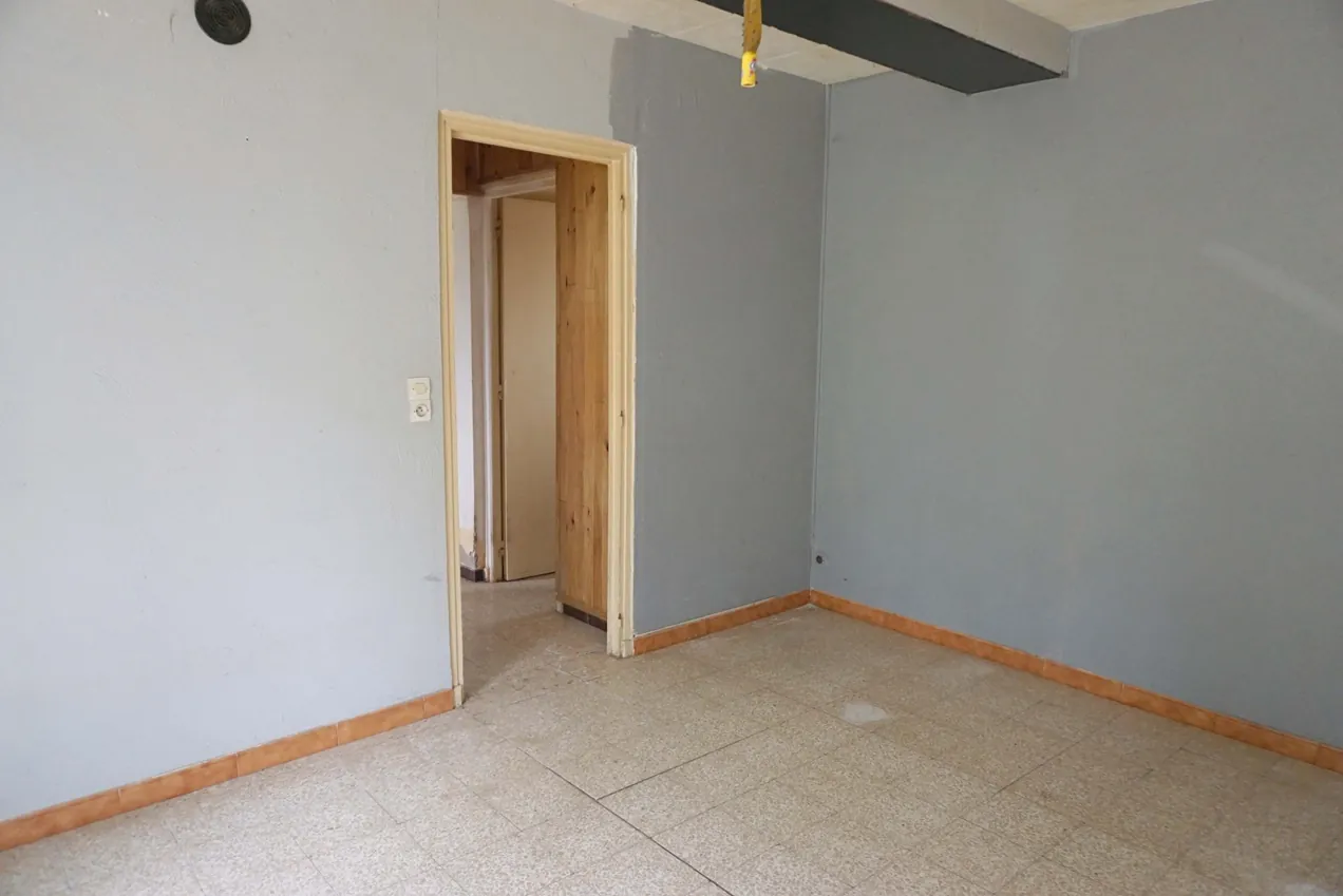 Maison de plain-pied à rénover avec garage et jardin à Dompière-sur-Besbre 