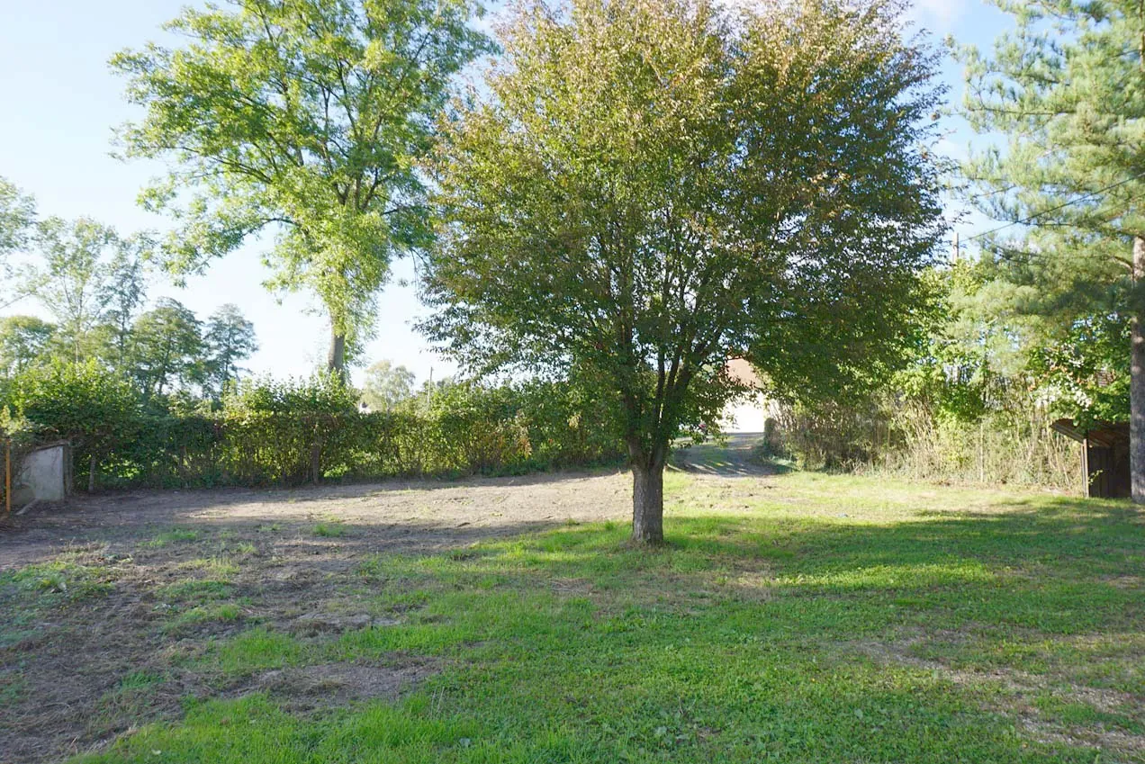 Maison de plain-pied à rénover avec garage et jardin à Dompière-sur-Besbre 