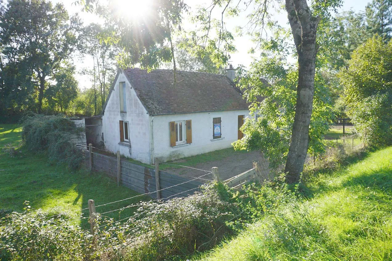 Maison de plain-pied à rénover avec garage et jardin à Dompière-sur-Besbre 