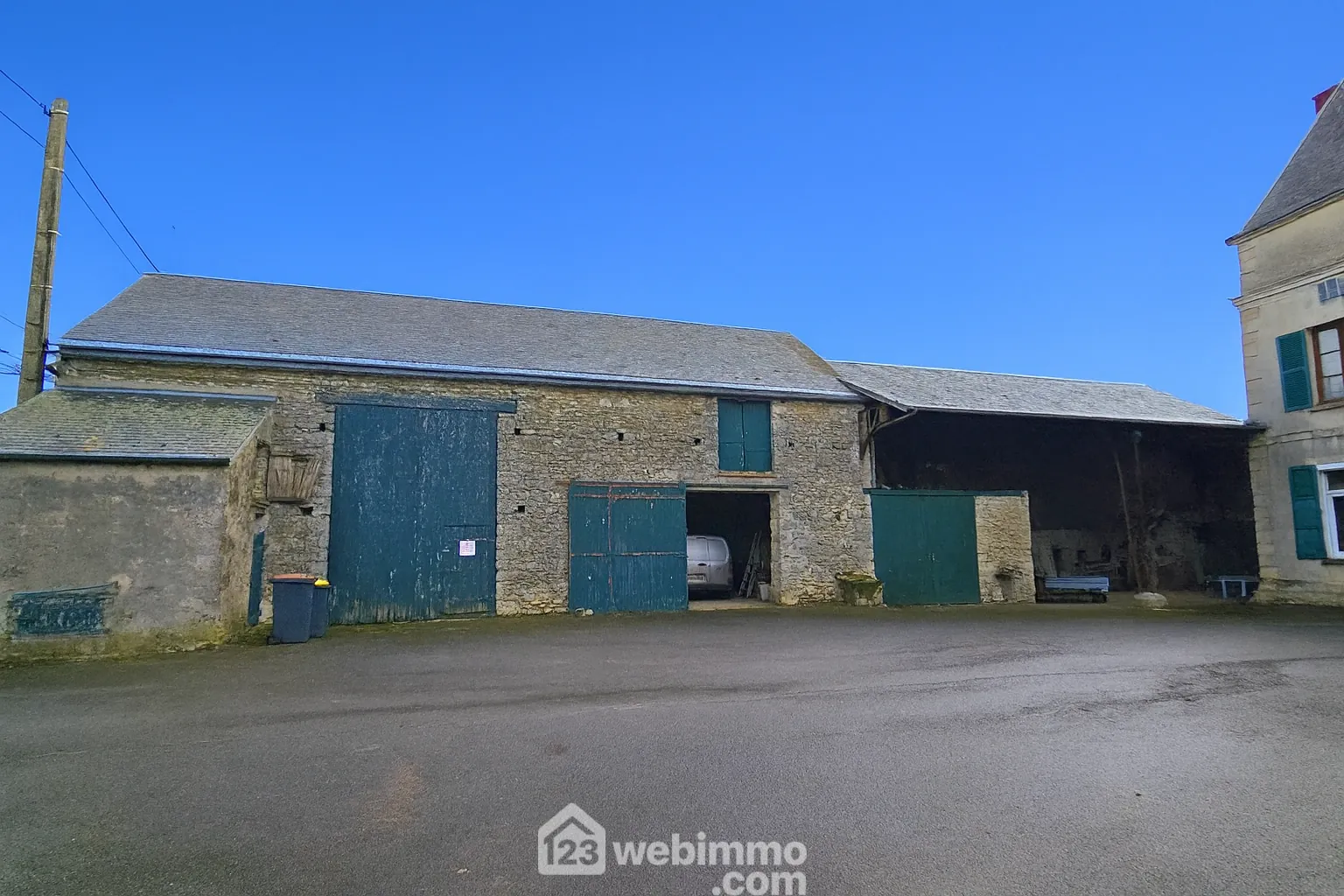 Grande maison à rénover de 263 m² avec dépendances à Fontainebleau, ancien château Rumont 