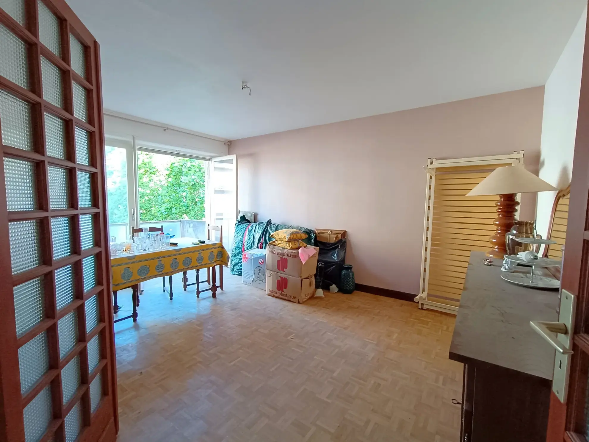 Appartement T1 bis à rénover à Carcassonne avec balcon et cave, potentiel d'investissement 