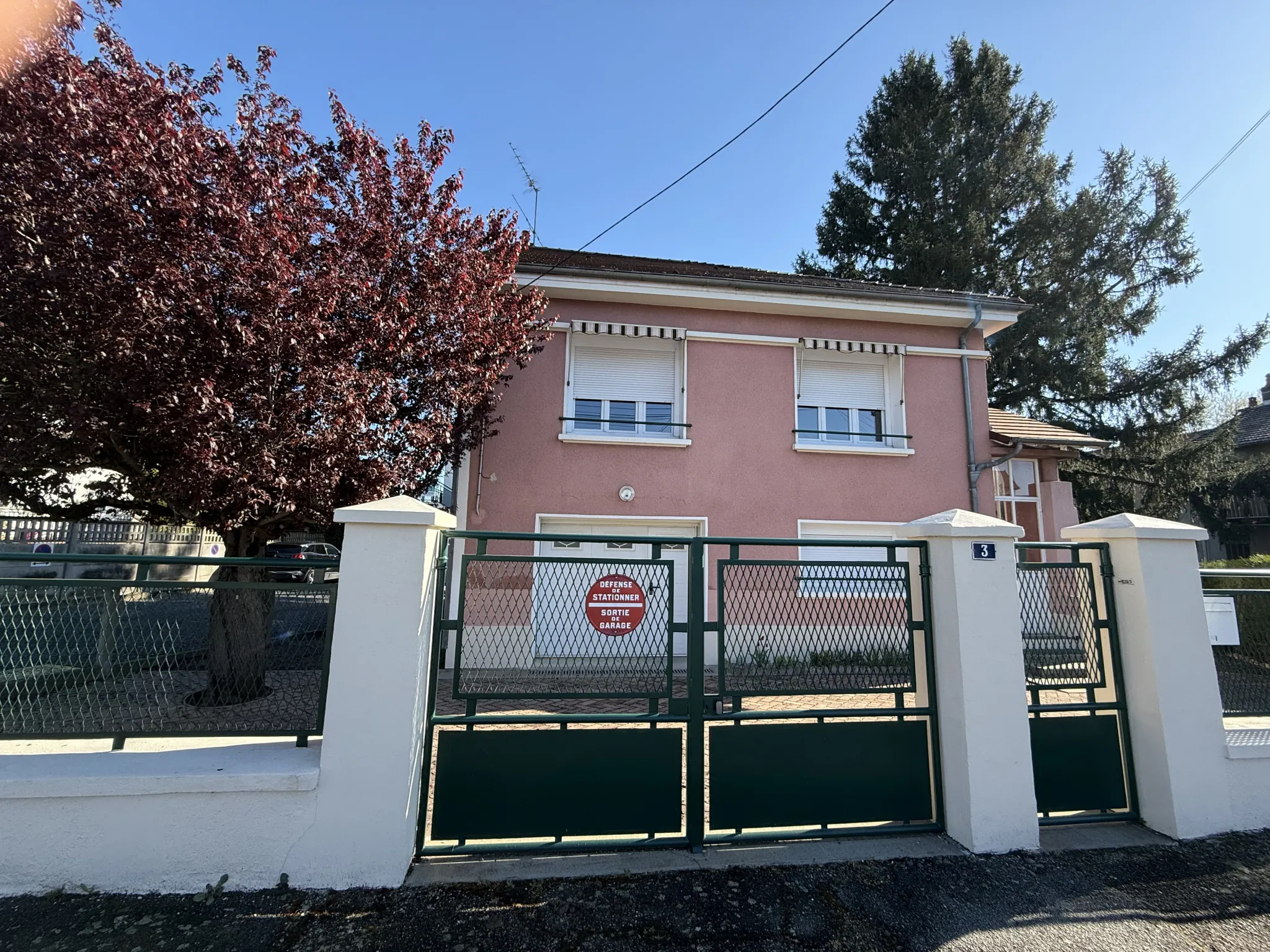 Maison rénovée des années 1950 à vendre à Bellerive-sur-Allier avec jardin et garage
