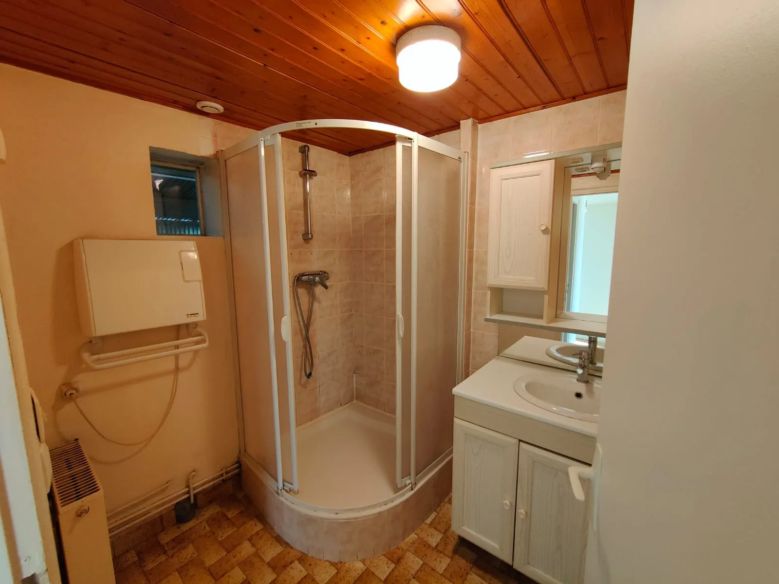 Maison à fort potentiel avec garage et grand terrain à La Chapelle Launay 