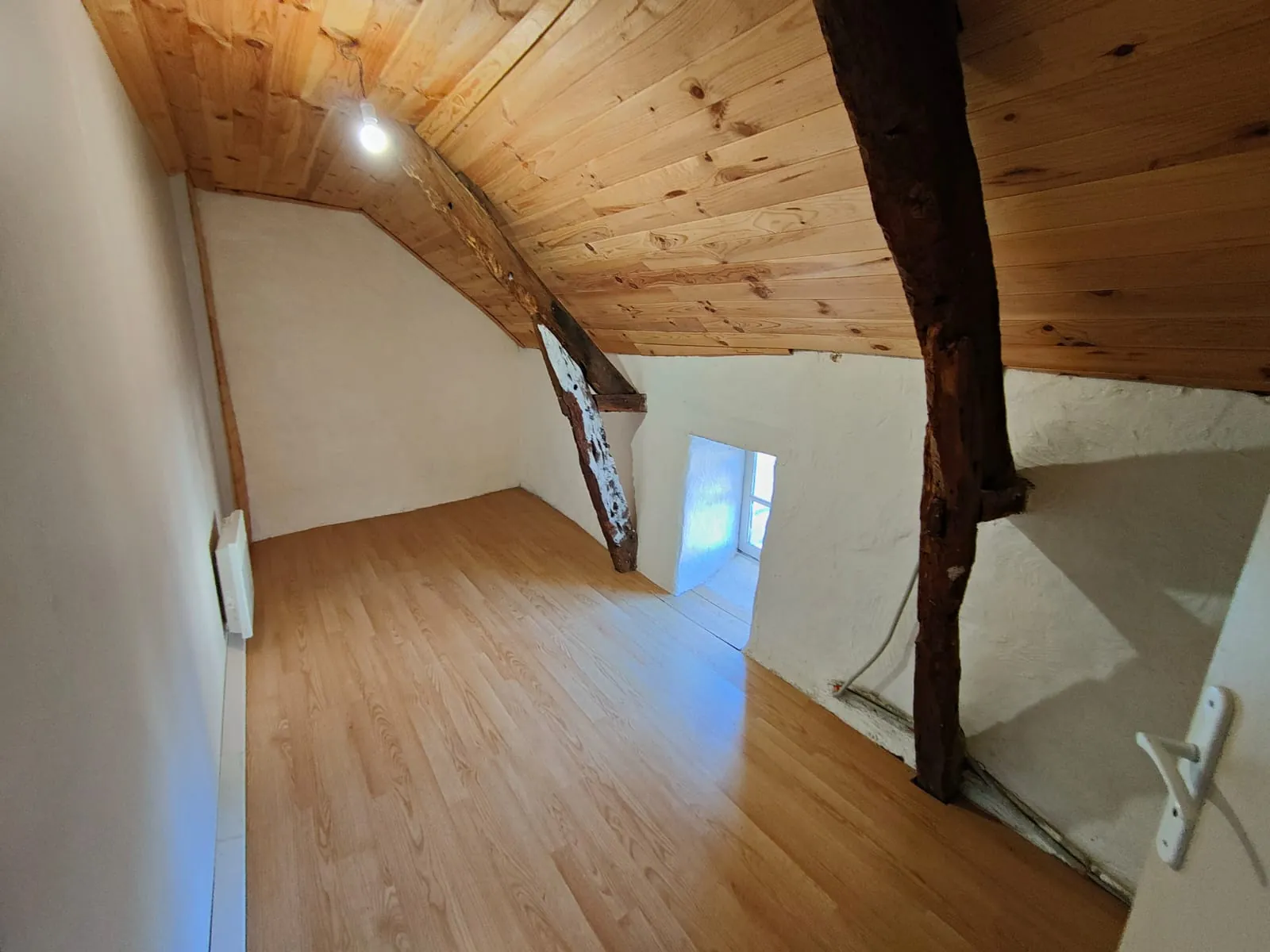 Maison à fort potentiel avec garage et grand terrain à La Chapelle Launay 