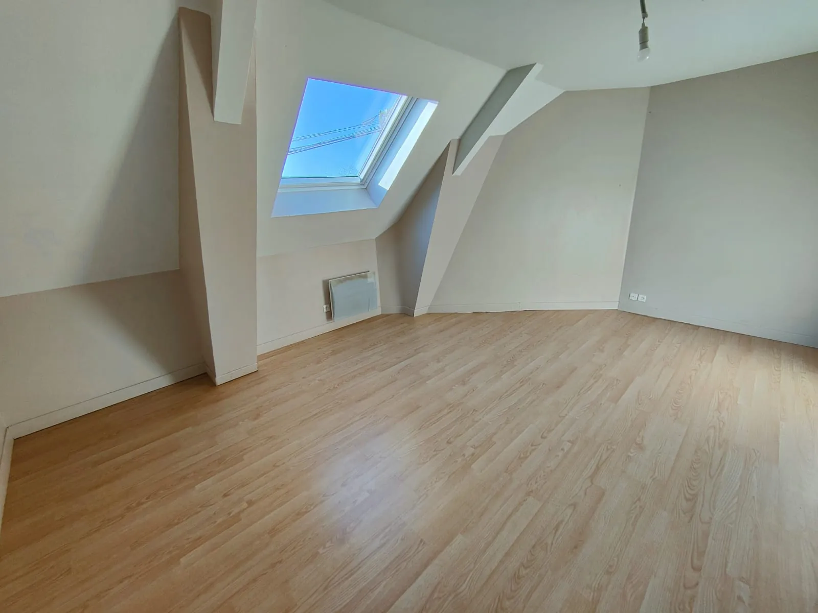 Maison à fort potentiel avec garage et grand terrain à La Chapelle Launay 