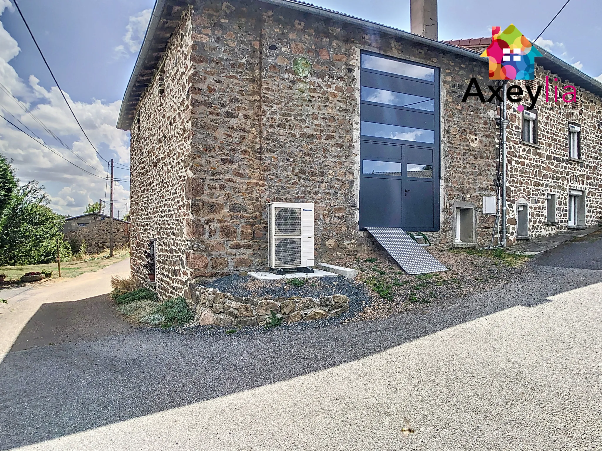 Maison en pierre rénovée à Lentigny avec terrasse, garage et vue campagne 