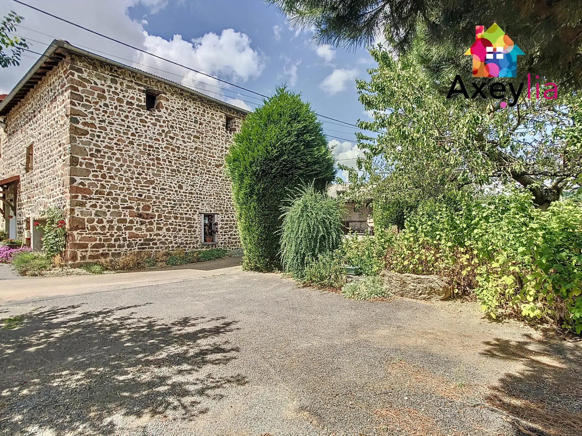 Maison en pierre rénovée à Lentigny avec terrasse, garage et vue campagne 
