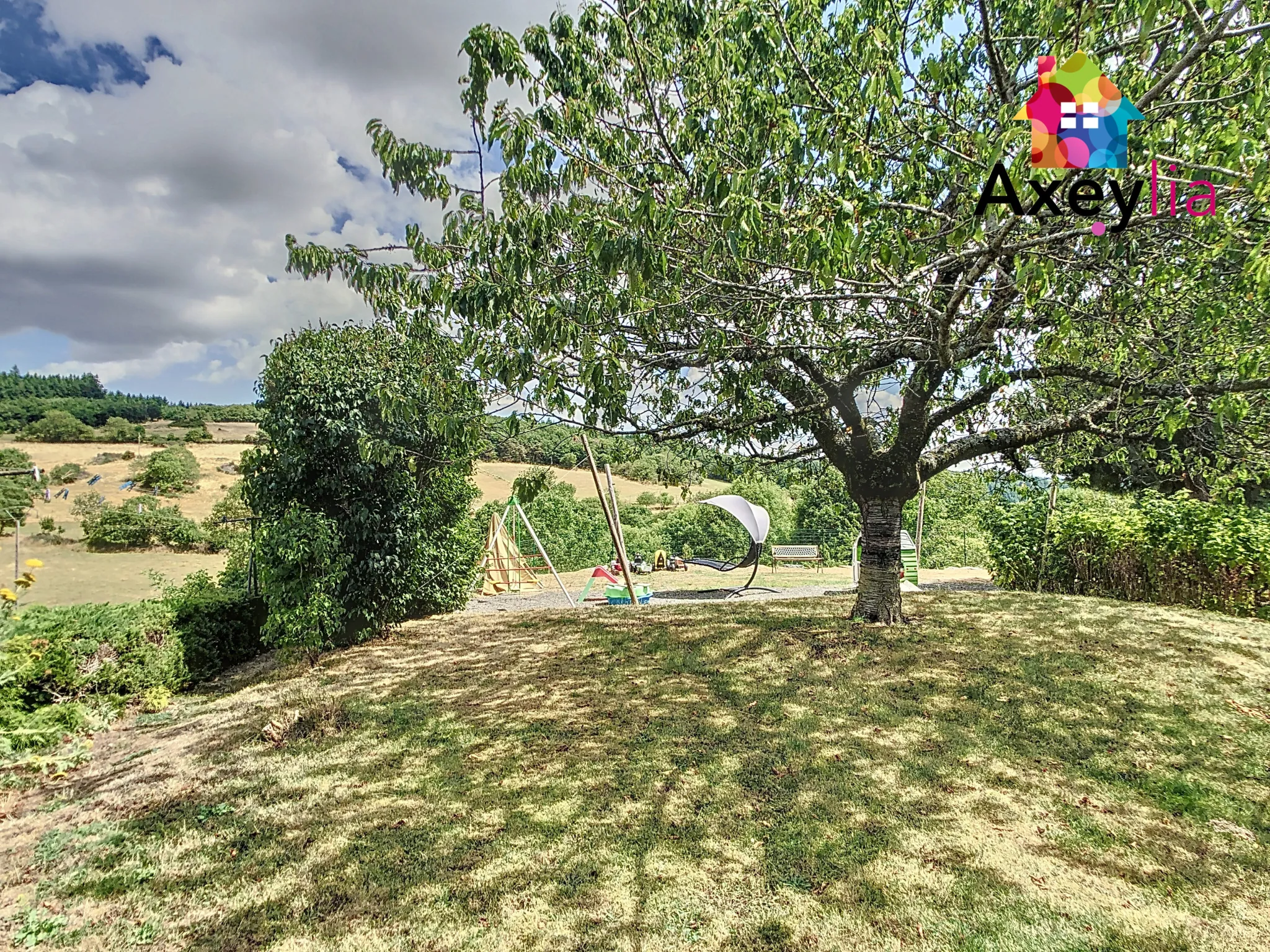 Maison en pierre rénovée à Lentigny avec terrasse, garage et vue campagne 