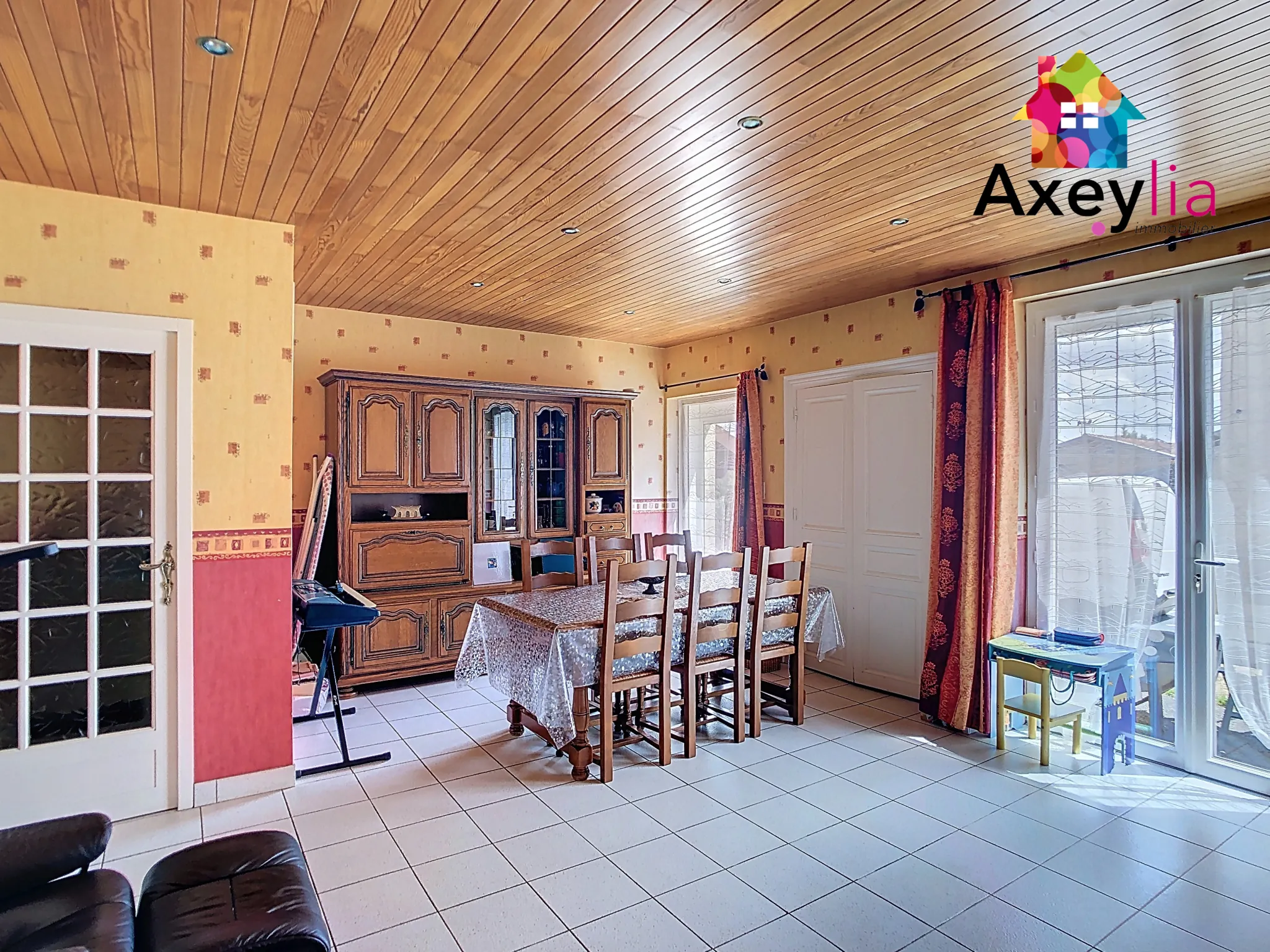 Maison en pierre rénovée à Lentigny avec terrasse, garage et vue campagne 