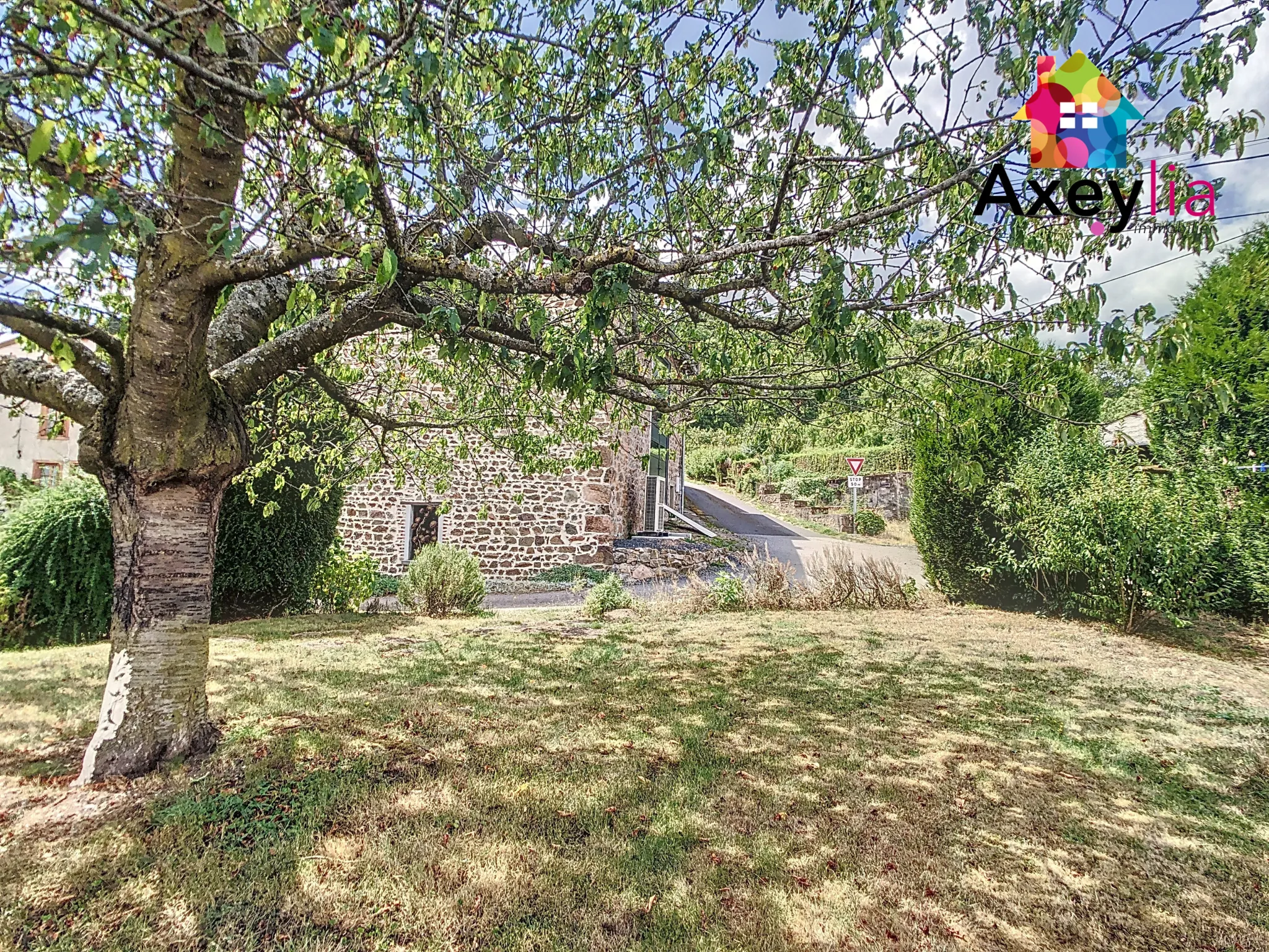 Maison en pierre rénovée à Lentigny avec terrasse, garage et vue campagne 
