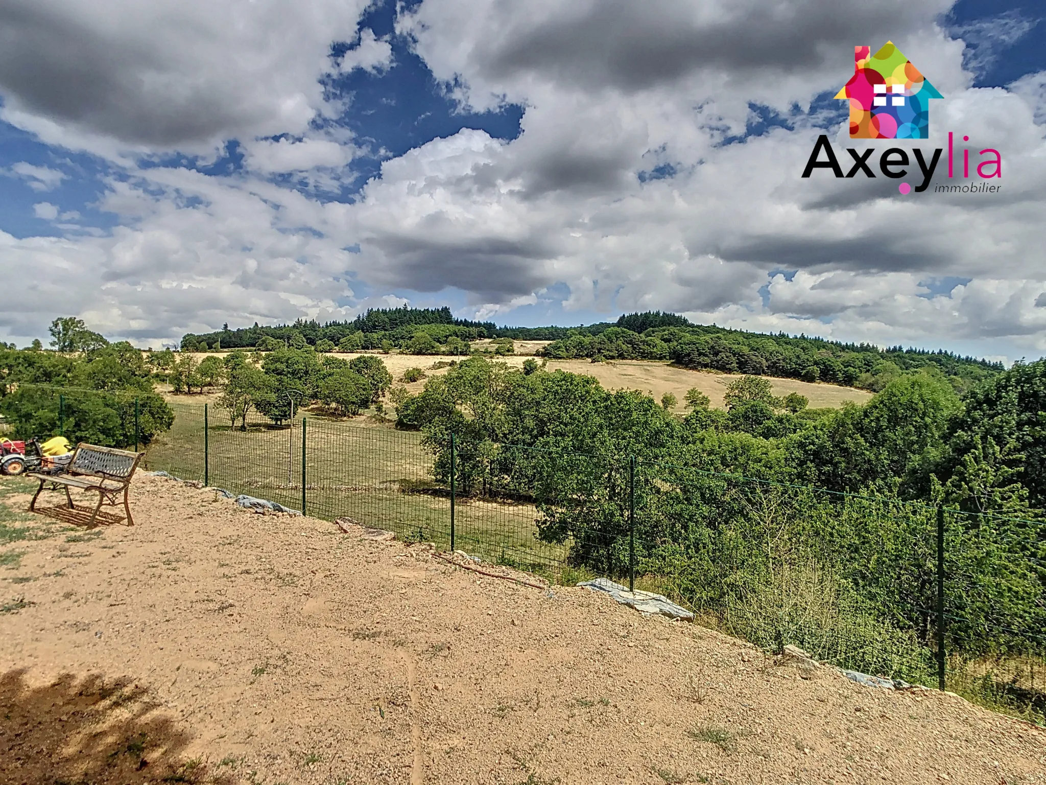 Maison en pierre rénovée à Lentigny avec terrasse, garage et vue campagne 