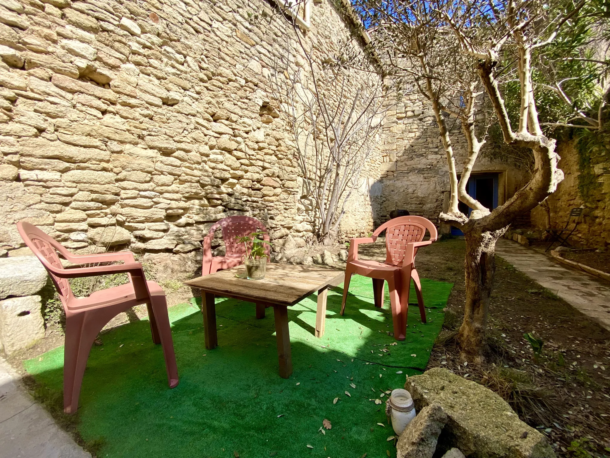 Charmante maison de village avec jardin à Boisseron, 3 chambres et dépendances 