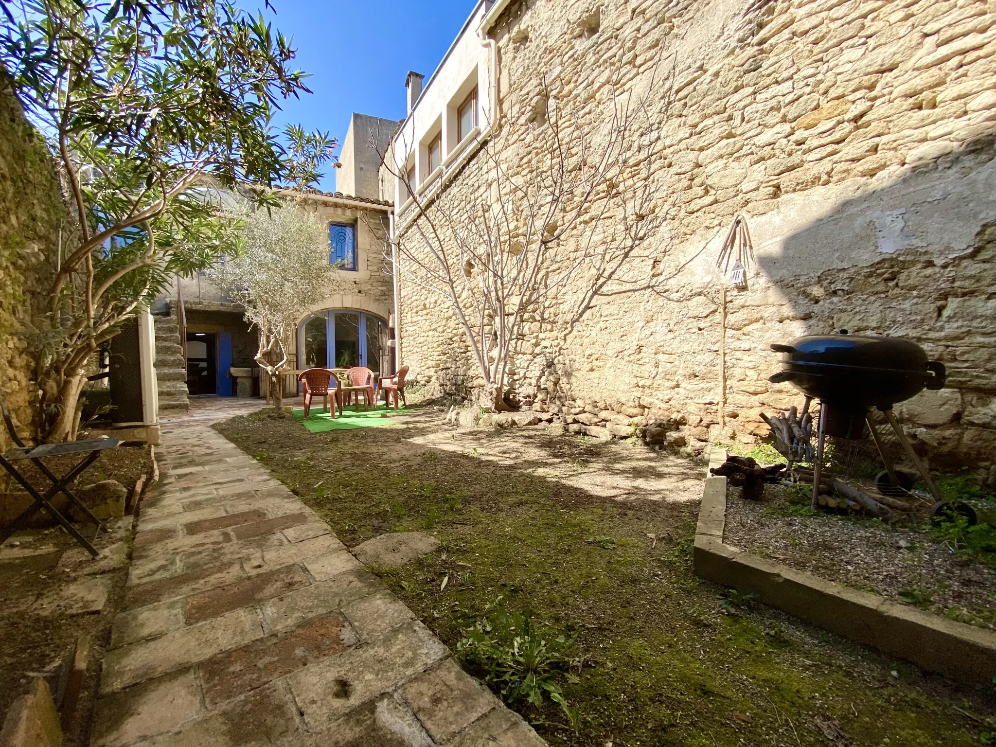 Charmante maison de village avec jardin à Boisseron, 3 chambres et dépendances 