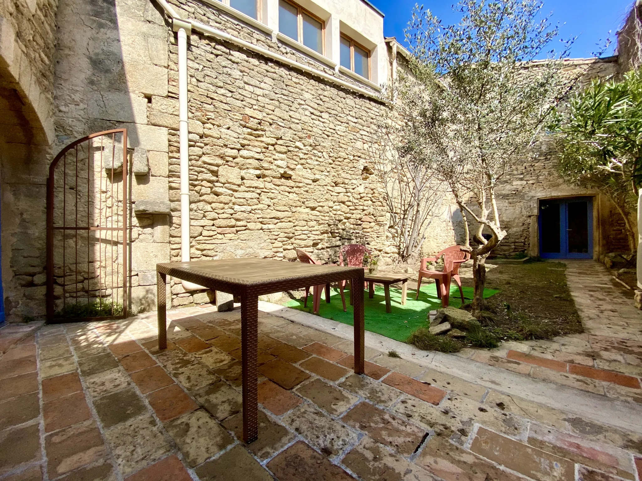 Charmante maison de village avec jardin à Boisseron, 3 chambres et dépendances 