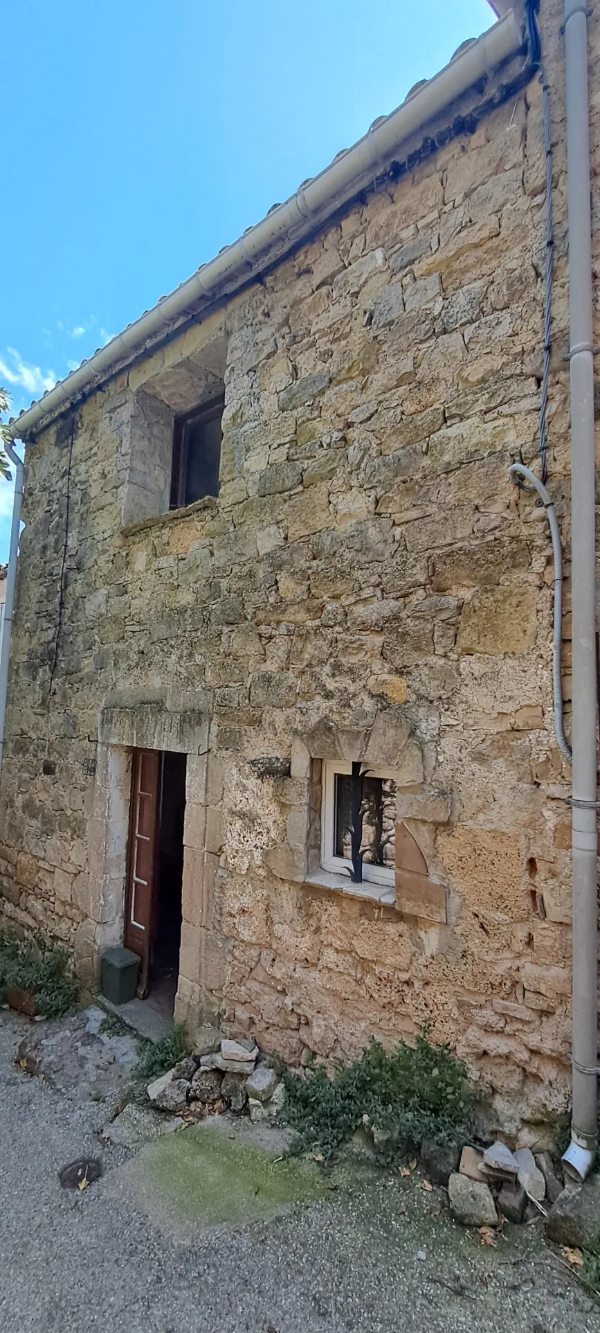 Maison de village à rénover à Lauroux avec jardin et cave 