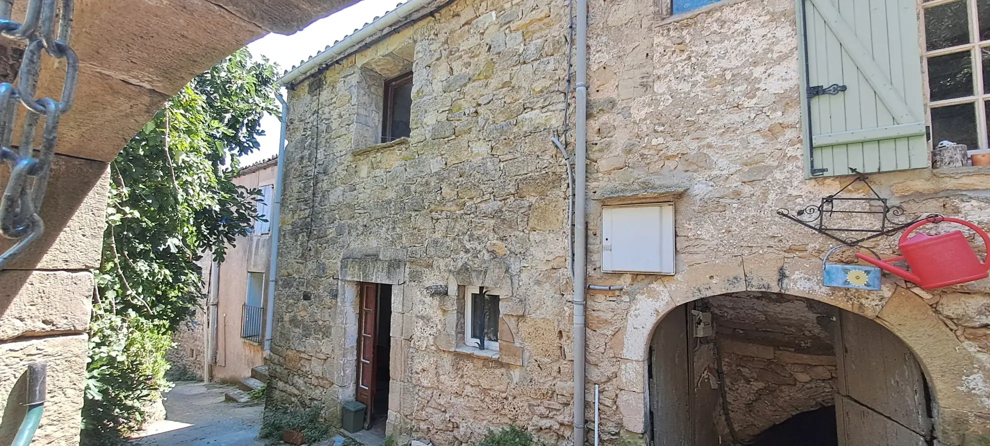 Maison de village à rénover à Lauroux avec jardin et cave 
