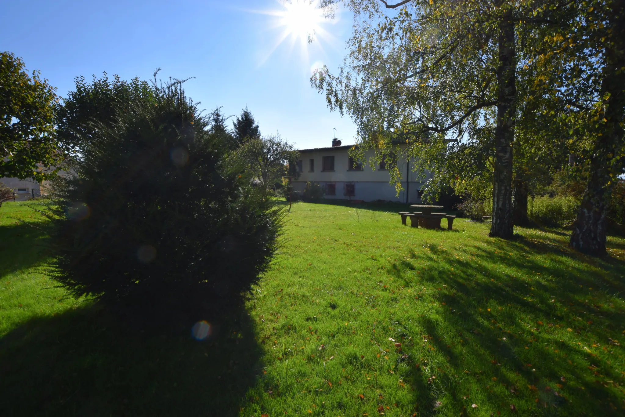 Maison moderne de plain-pied avec jardin et terrasse à Sainte Marie