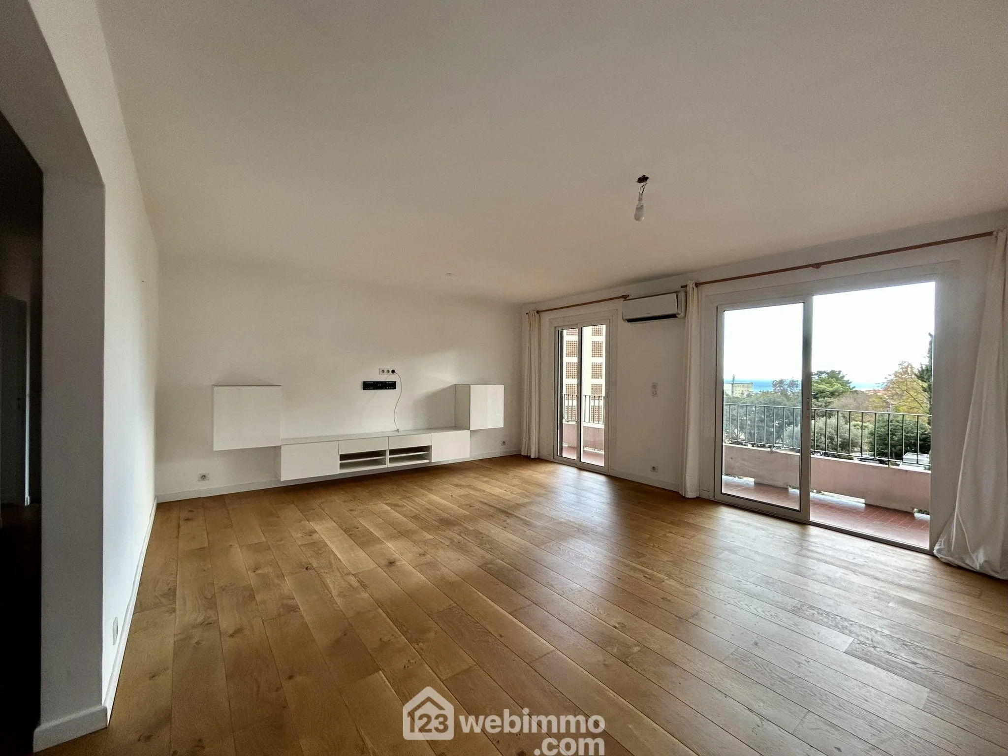 Appartement rénové de 73m² avec terrasse à Bastia – Proximité écoles et commodités