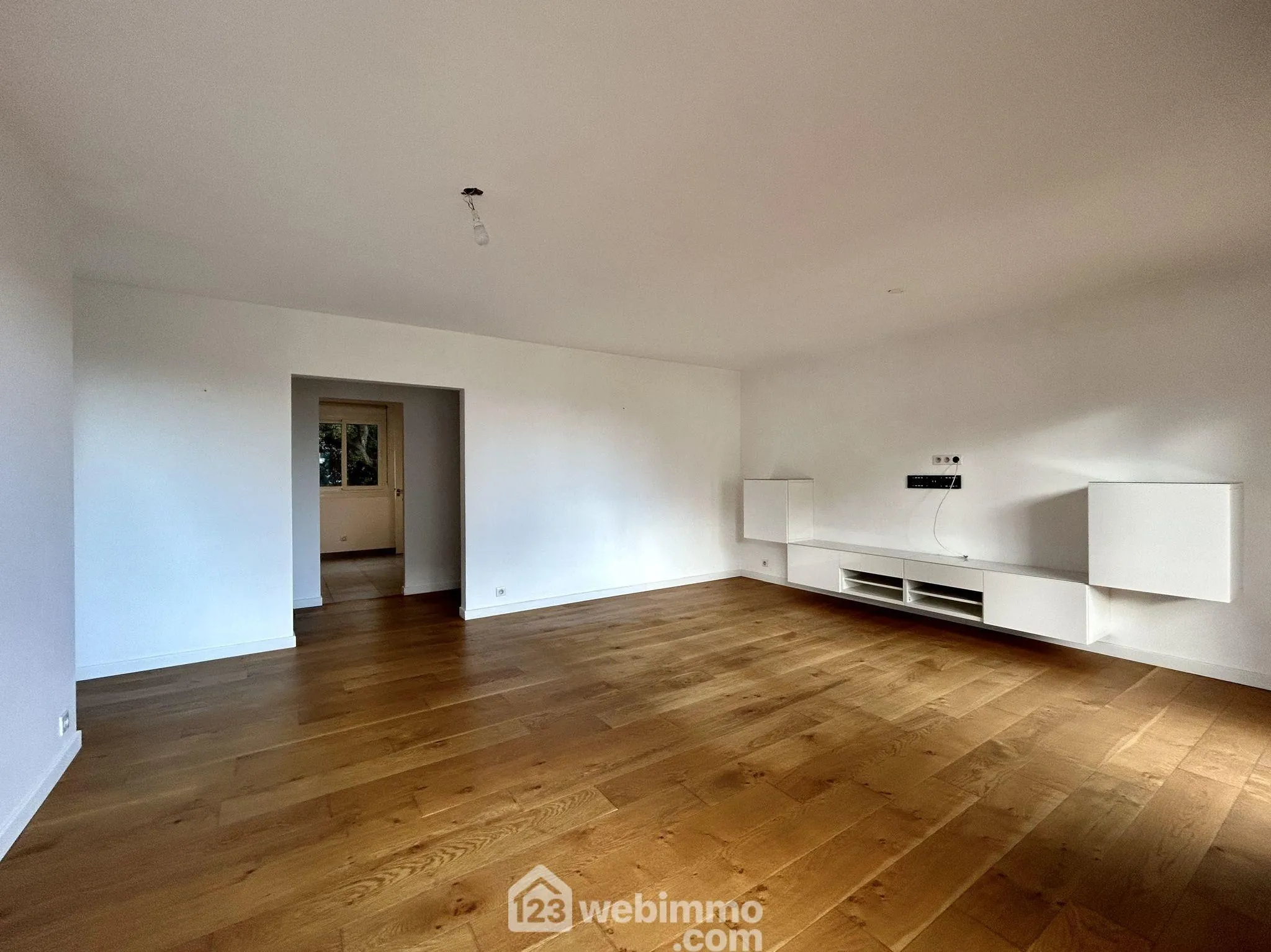 Appartement rénové de 73m² avec terrasse à Bastia – Proximité écoles et commodités 