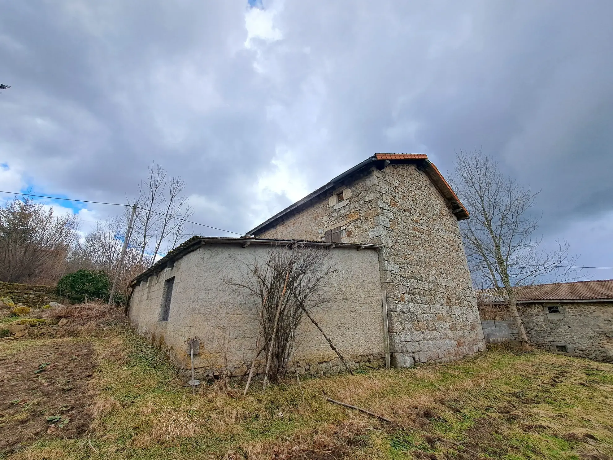 Maison en pierre à restaurer dans un charmant village montagnard - 93 m² 