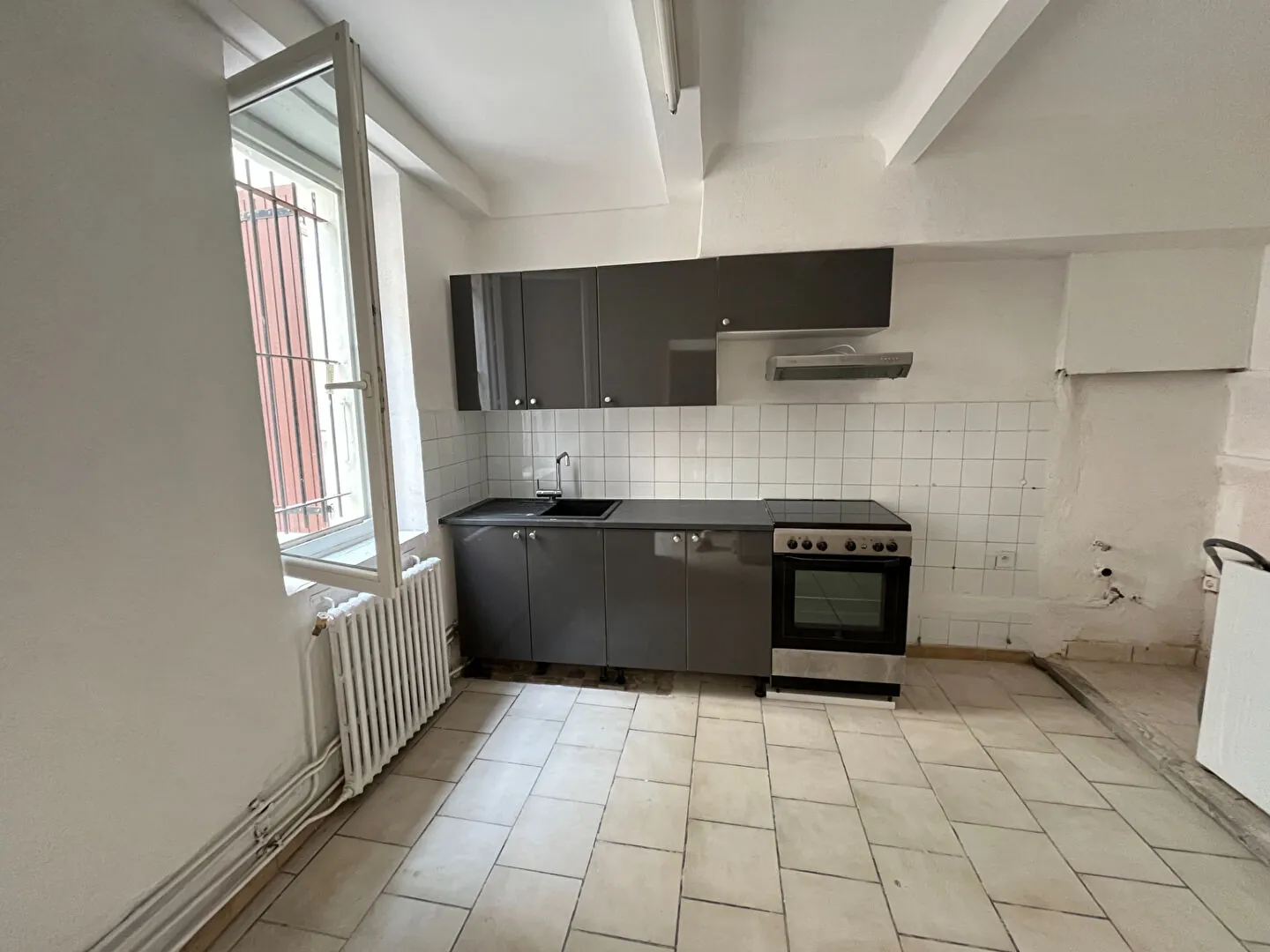 Maison de ville rénovée à Apt avec 4 chambres et garage - Opportunité d'investissement 