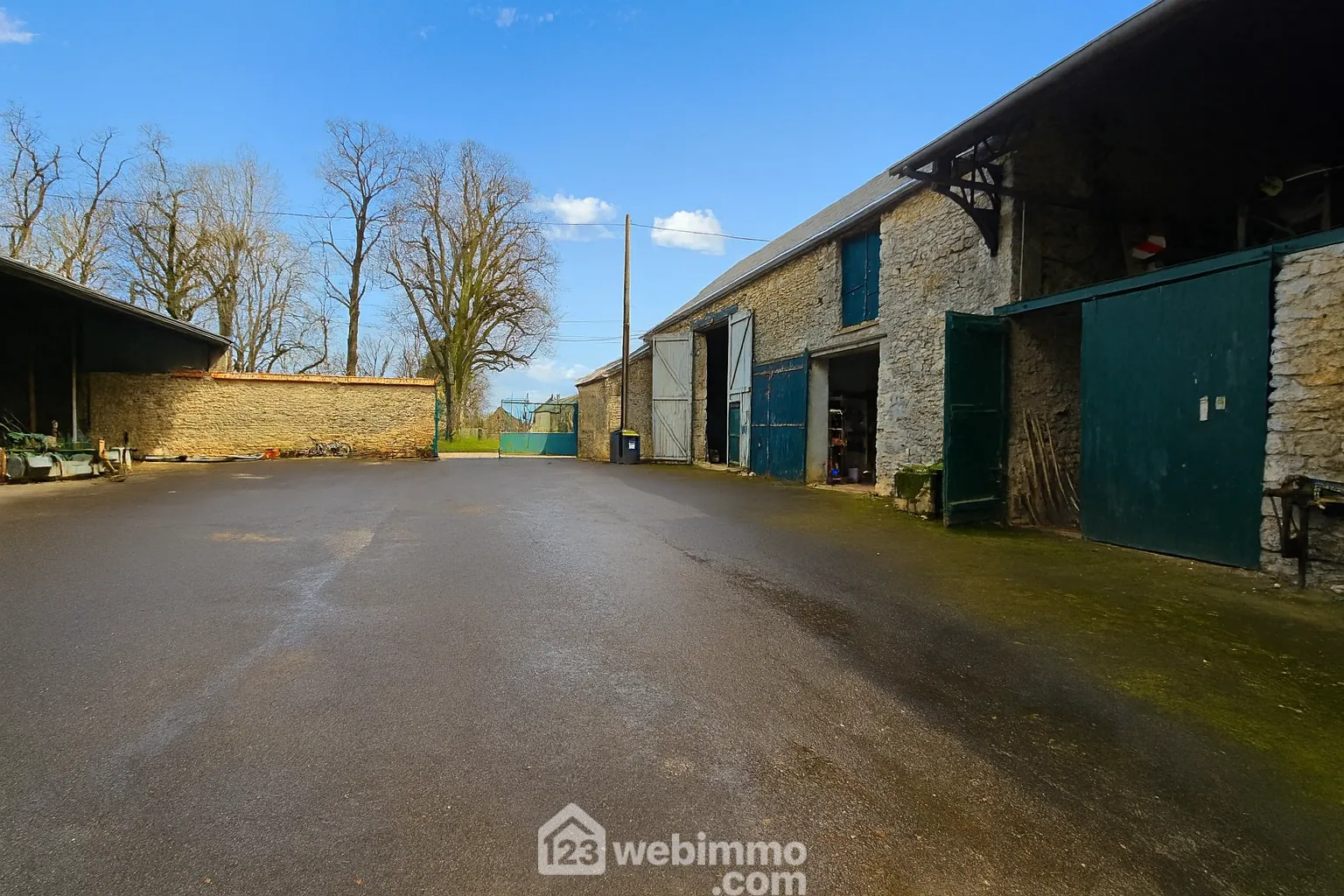 Belle ferme de 264 m² avec dépendances et potentiel à Rumont 