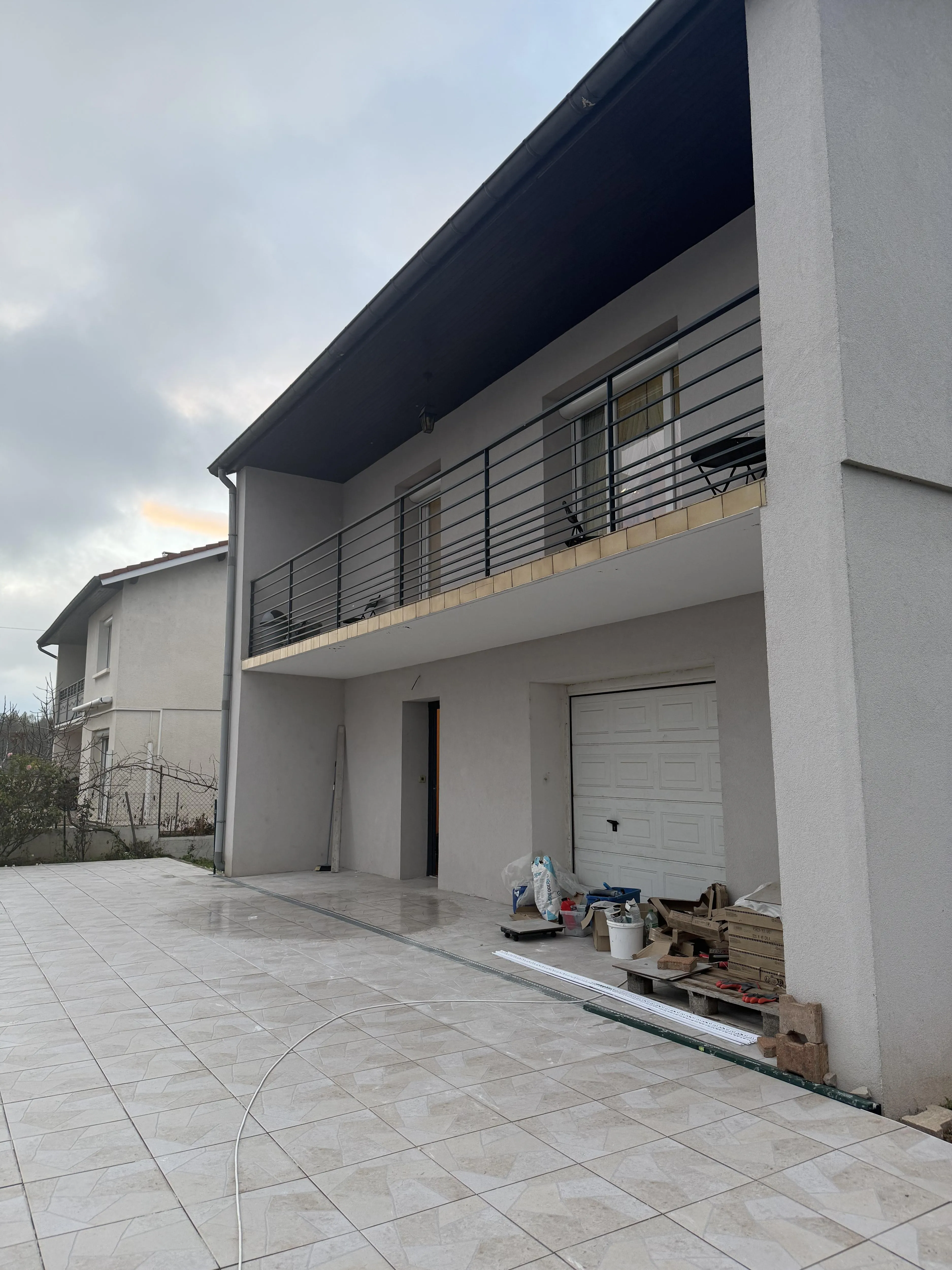 Maison à vendre à Riorges de 100 m² avec garage et balcon - Confort optimal 