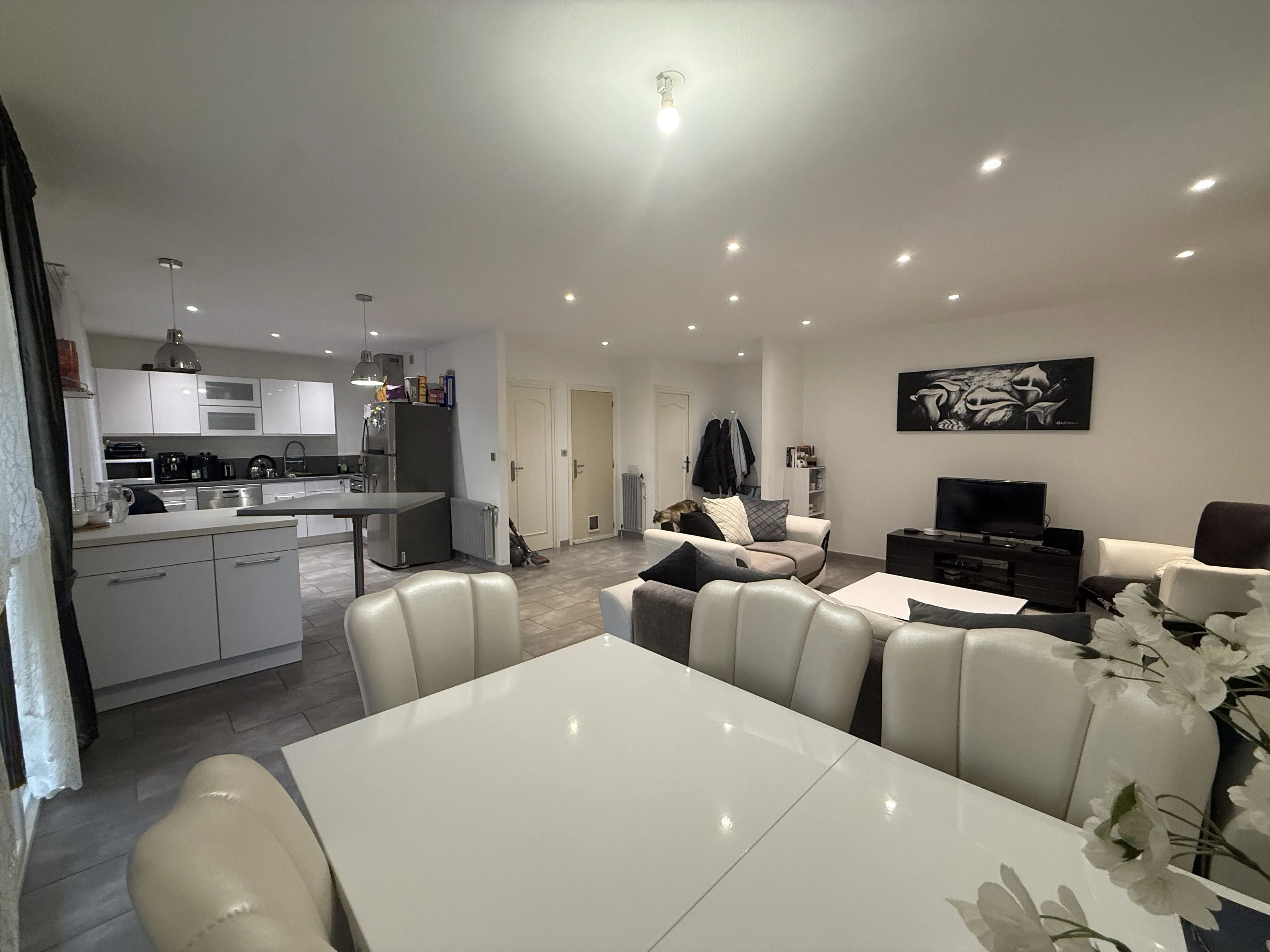 Maison à vendre à Riorges de 100 m² avec garage et balcon - Confort optimal 