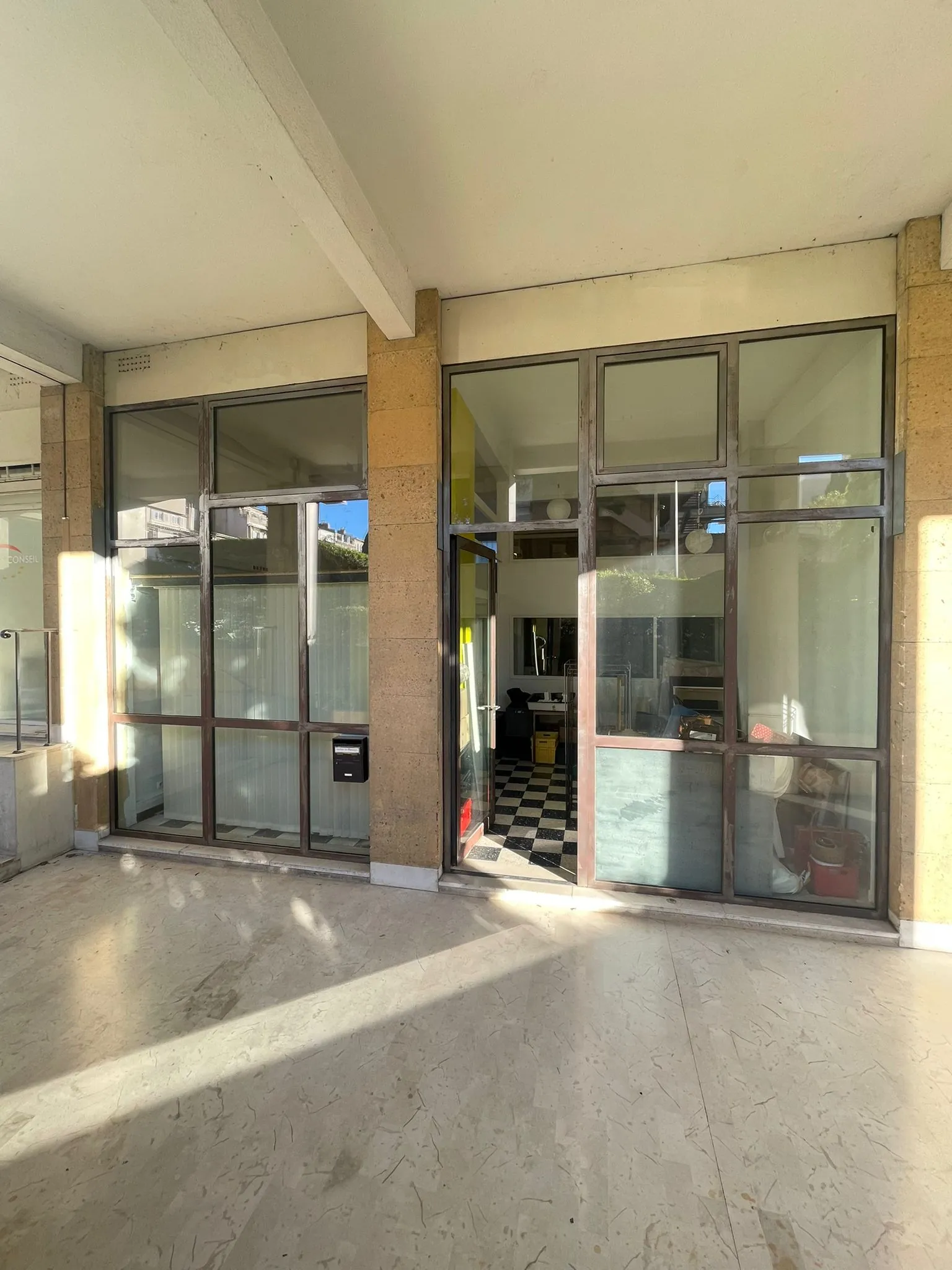 Local commercial de 97 m² à Marseille, idéal pour commerces ou bureaux