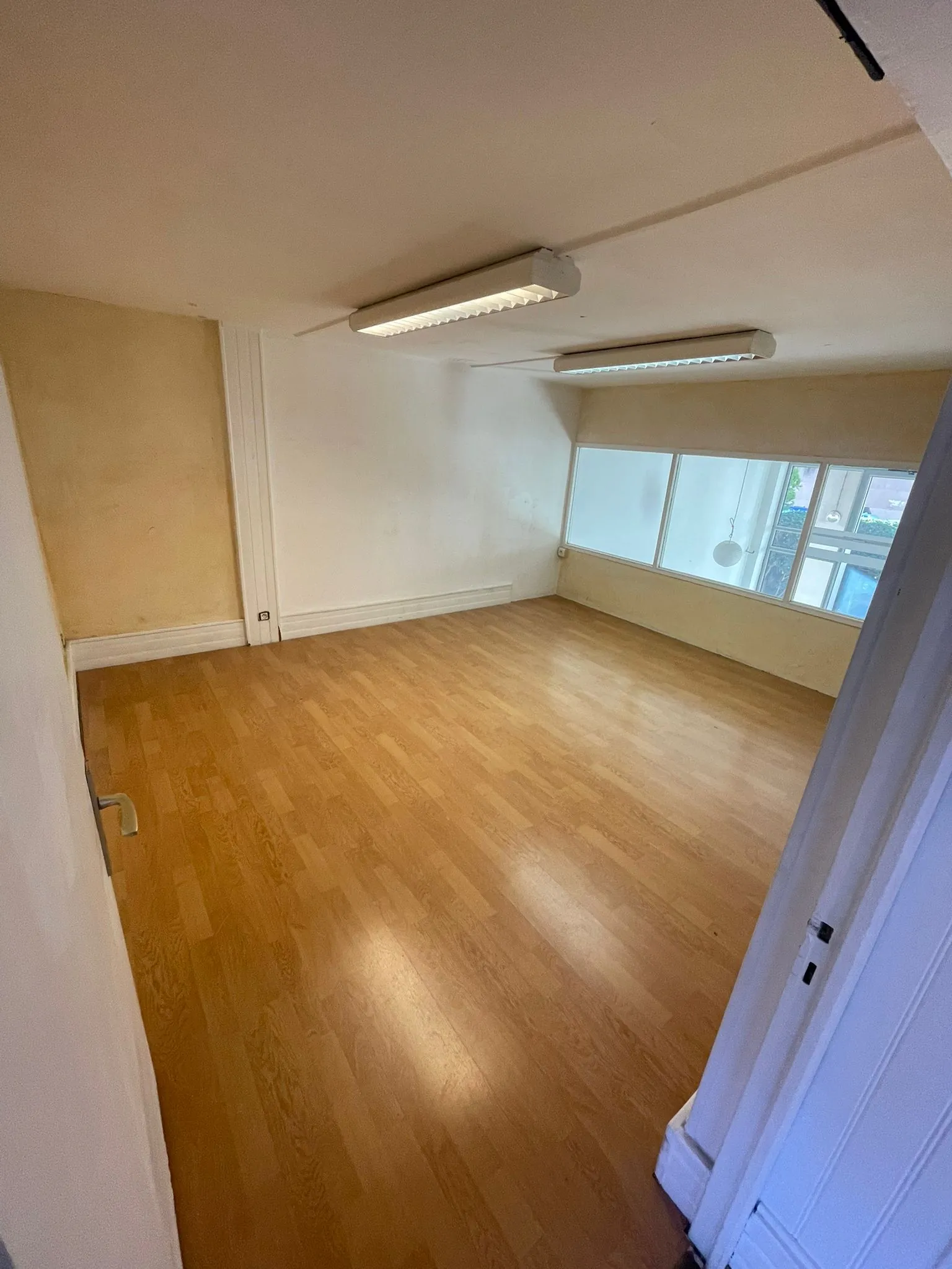 Local commercial de 97 m² à Marseille, idéal pour commerces ou bureaux 