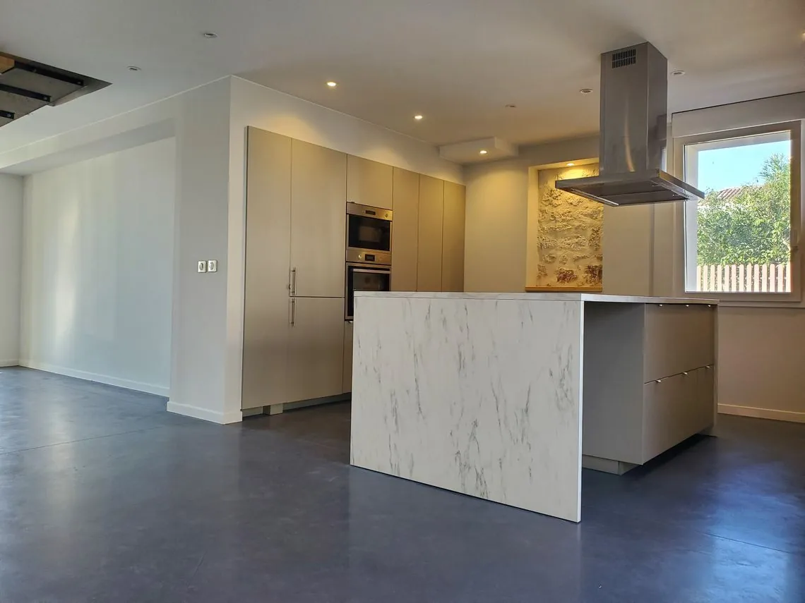 Maison loft rénovée avec piscine et 4 chambres à Gond Pontouvre proche Angoulême 